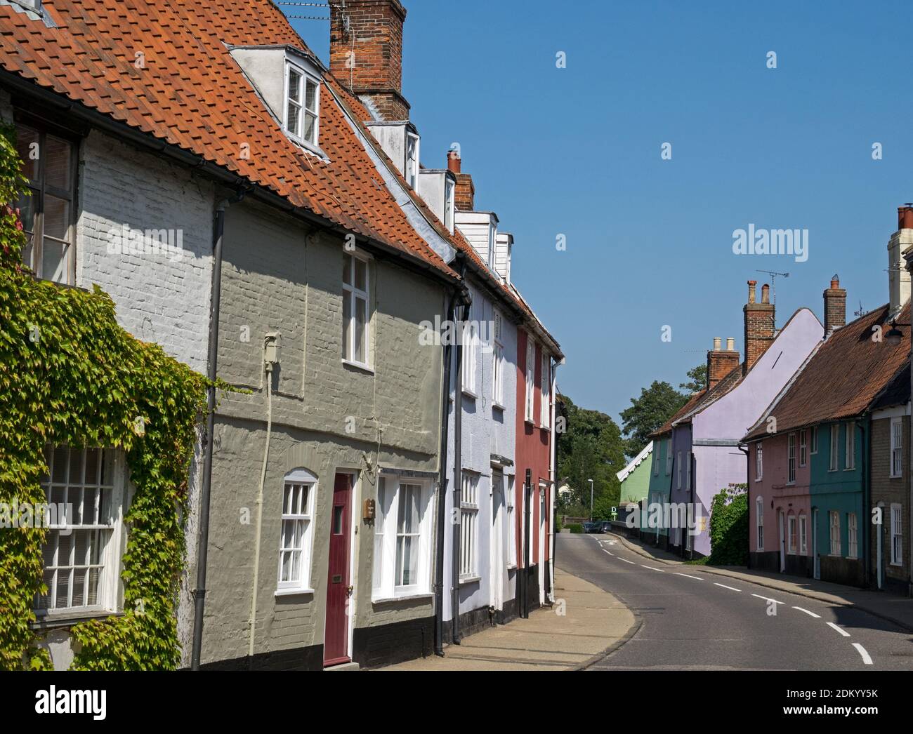 Malerische Straße der Zeit und bunte Heritage Properties, in der Marktstadt Bungay, Suffolk, England, Großbritannien Stockfoto