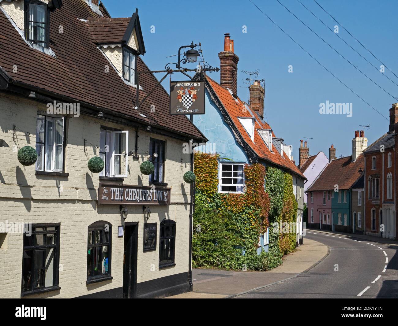 Ein antikes Gasthaus in einer malerischen Straße der Zeit und bunten Heritage Properties, in der Marktstadt Bungay, Suffolk, England, Großbritannien Stockfoto