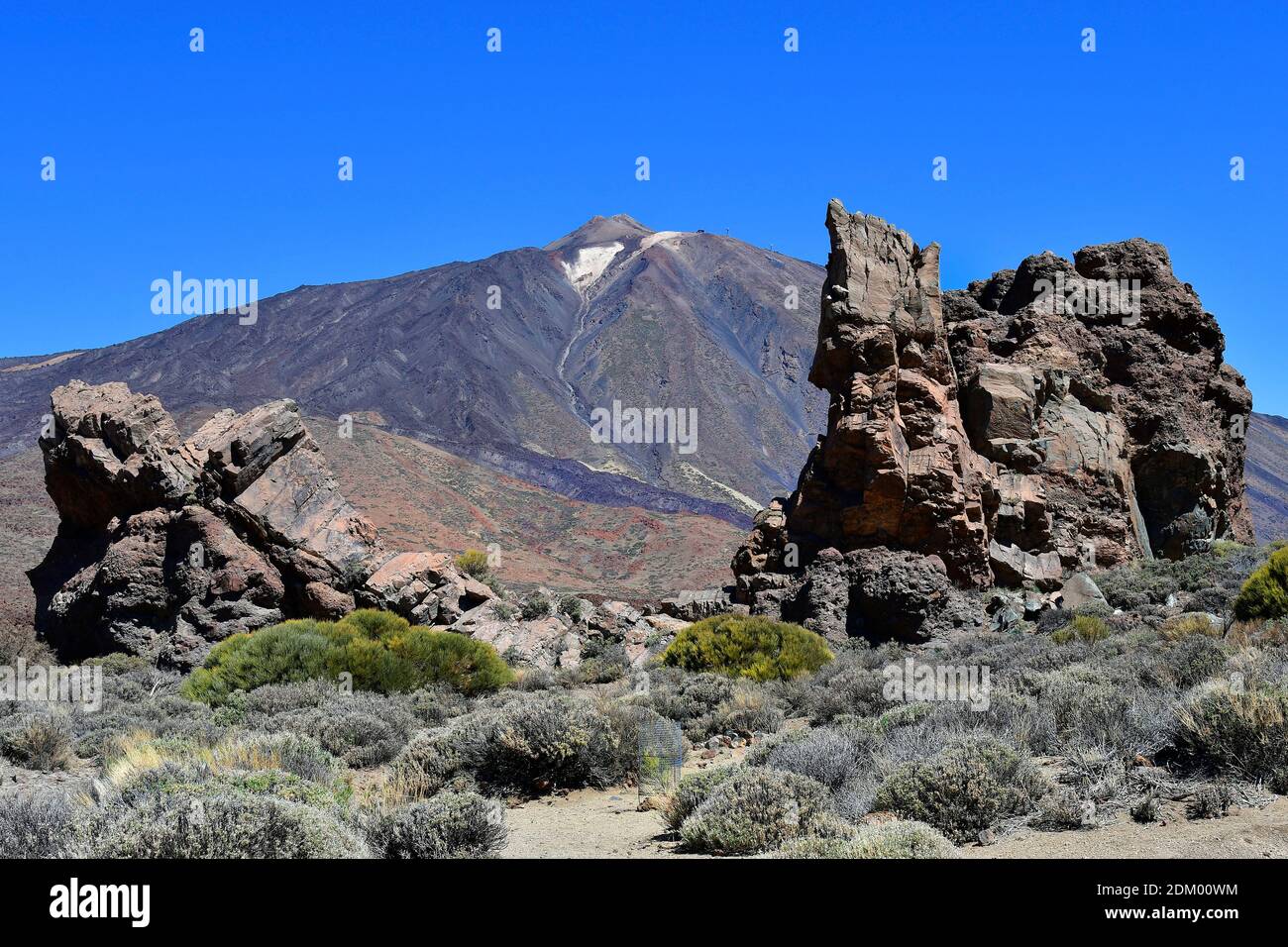 Spanien, Kanarische Inseln, Teneriffa, Felsformation Los Roques im Teide Nationalpark mit dem Gipfel des Teide Stockfoto