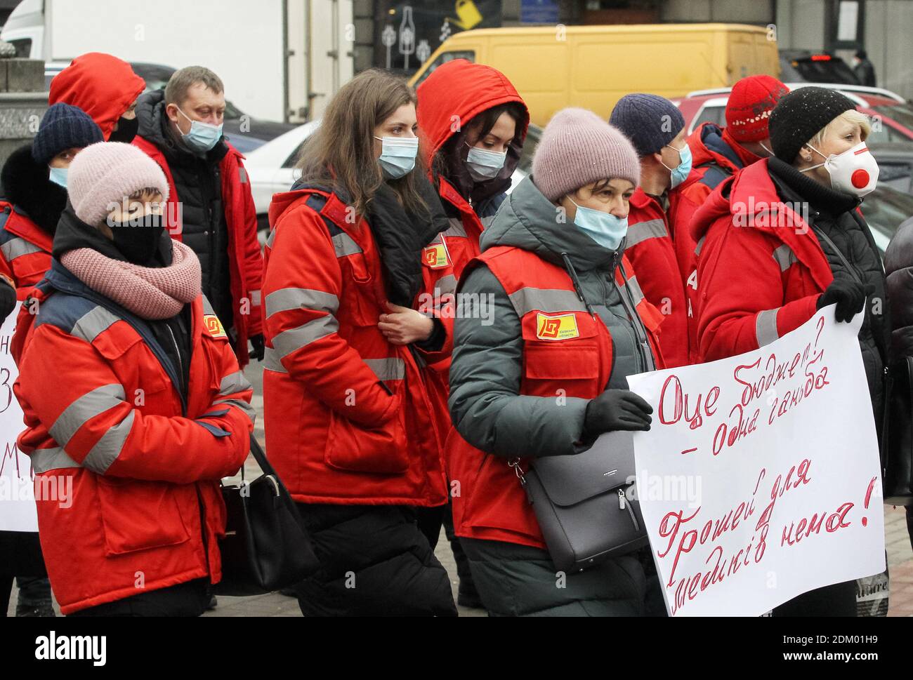 Kiew, Ukraine. Dezember 2020. Medizinische Nothelfer nehmen an einem Protest Teil, der eine Gehaltserhöhung und Sozialleistungen für Ärzte fordert, die am Covid-19-Coronavirus auf dem Unabhängigkeitsplatz in Kiew, Ukraine, erkranken, 16. Dezember 2020. Quelle: Serg Glovny/ZUMA Wire/Alamy Live News Stockfoto