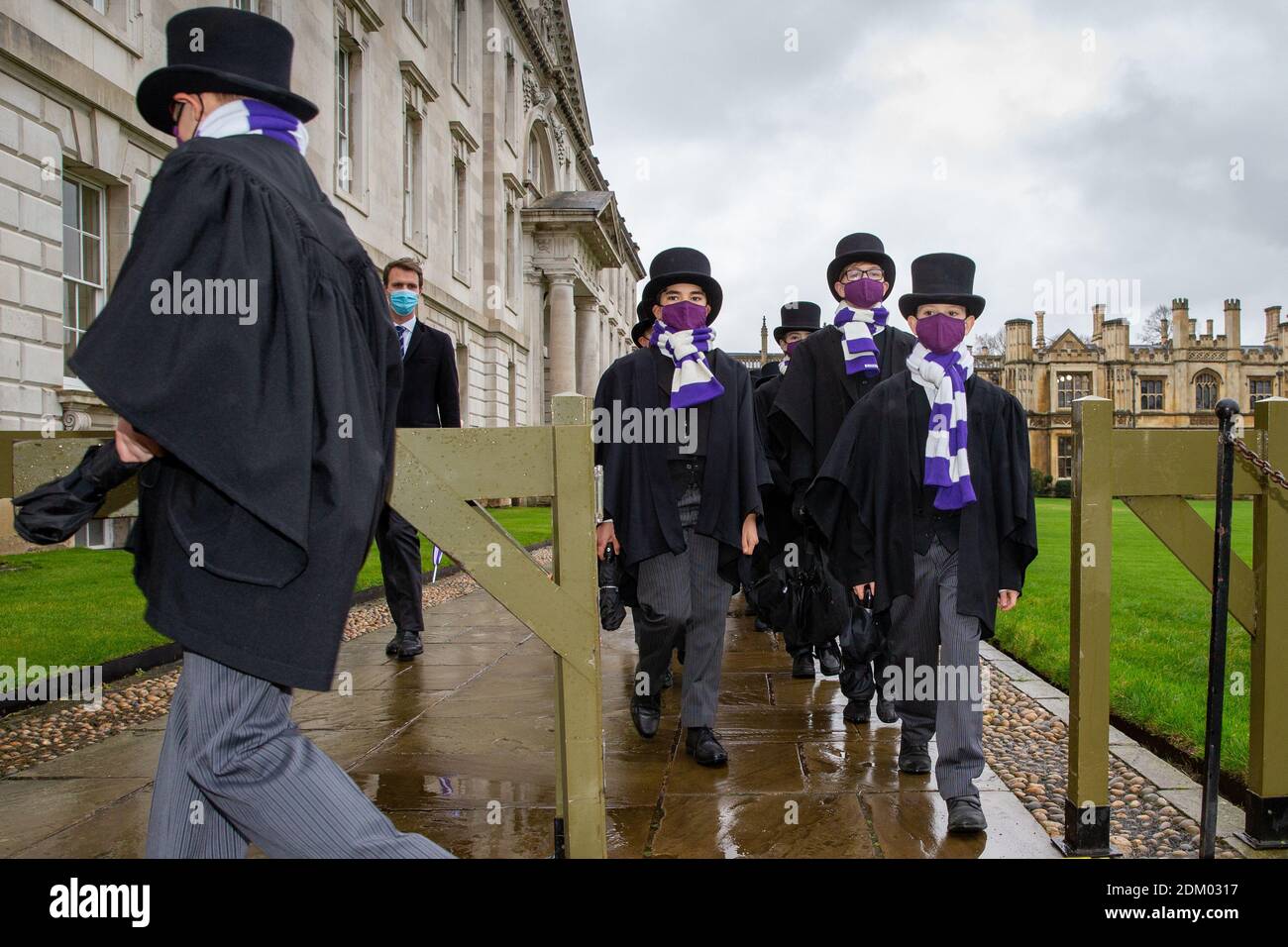 Bild vom 12. Dezember 2020 zeigt den King's Choir auf dem Weg in die King's College Chapel an der Cambridge University am Samstagnachmittag, um den weltberühmten Weihnachtslieddienst im Fernsehen aufzunehmen, der in diesem Jahr keine Gemeinde hatte. Die Choristen marschierten in die King's College Chapel an der Universität Cambridge, um den weltbekannten Weihnachtslieddienst zu dokumentieren, der in diesem Jahr zum ersten Mal in seiner Geschichte keine Gemeinde hatte. Die Jungen wurden in Masken gesehen, als sie gestern Nachmittag (Sa) in die Kapelle eingingen, um das Festival der neun Lektionen und Weihnachtslieder aufzunehmen. Stockfoto