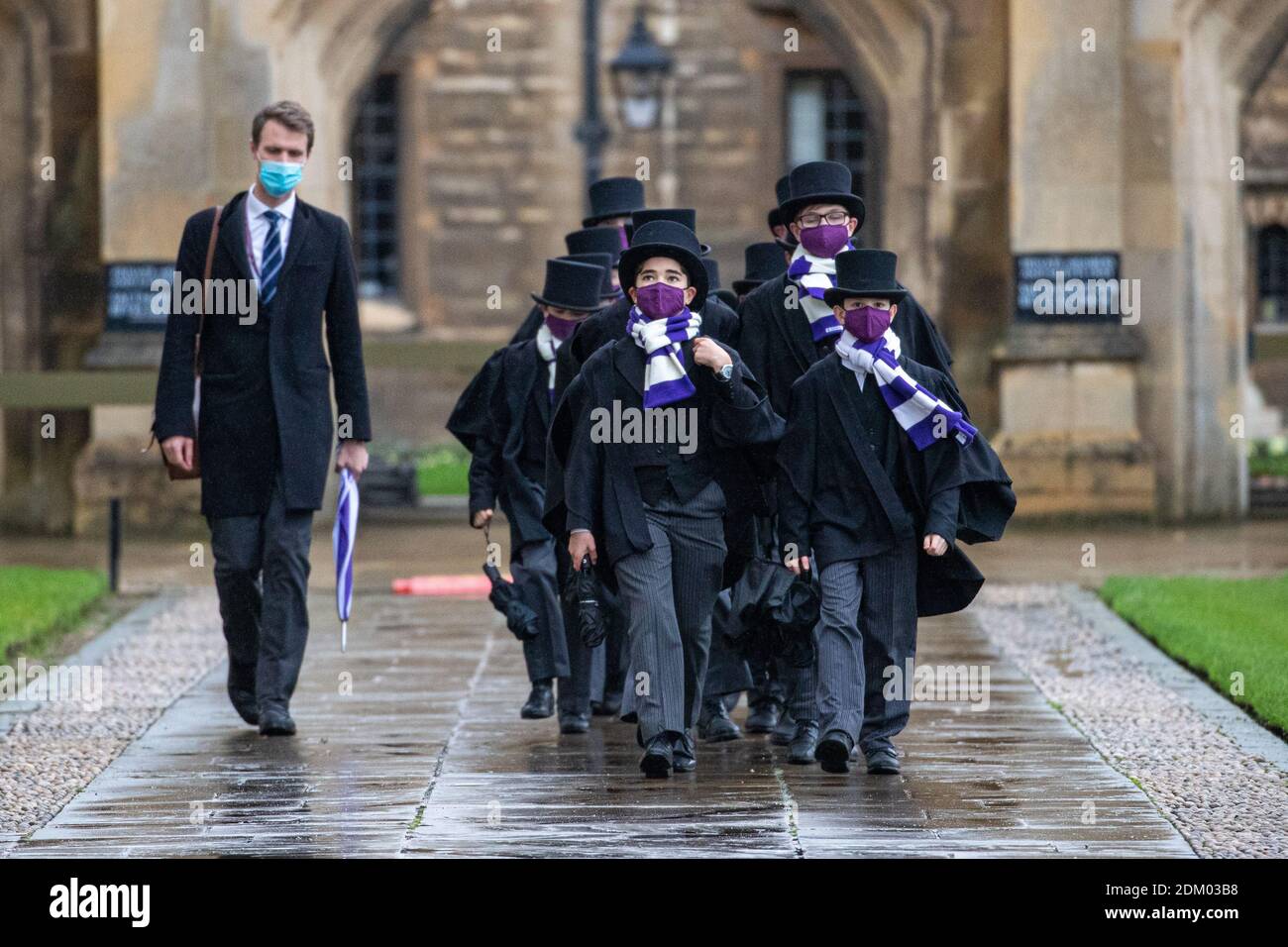 Bild vom 12. Dezember 2020 zeigt den King's Choir auf dem Weg in die King's College Chapel an der Cambridge University am Samstagnachmittag, um den weltberühmten Weihnachtslieddienst im Fernsehen aufzunehmen, der in diesem Jahr keine Gemeinde hatte. Die Choristen marschierten in die King's College Chapel an der Universität Cambridge, um den weltbekannten Weihnachtslieddienst zu dokumentieren, der in diesem Jahr zum ersten Mal in seiner Geschichte keine Gemeinde hatte. Die Jungen wurden in Masken gesehen, als sie gestern Nachmittag (Sa) in die Kapelle eingingen, um das Festival der neun Lektionen und Weihnachtslieder aufzunehmen. Stockfoto