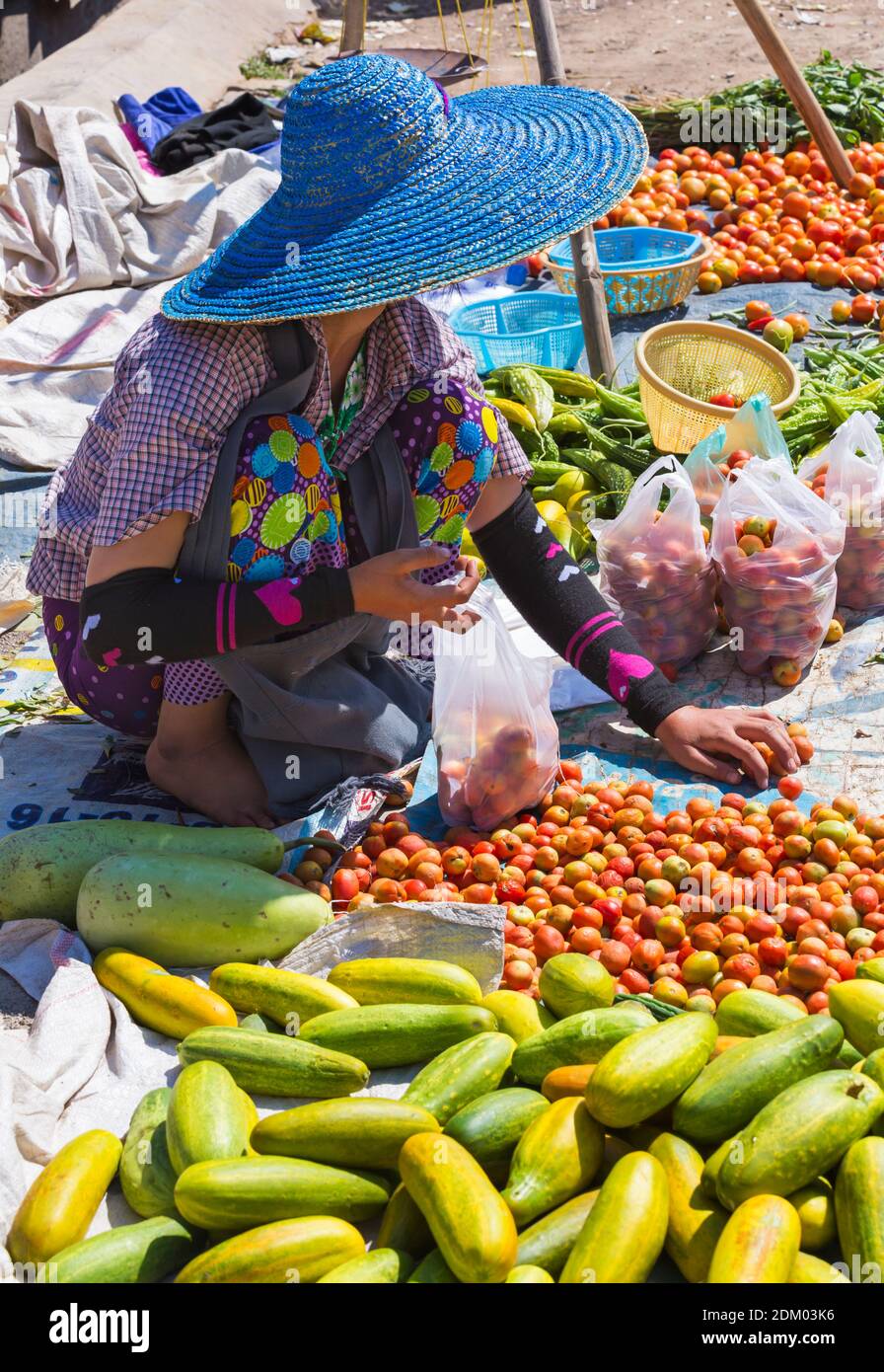 Marktstandhalter Verkauf von Obst und Gemüse auf Nam Pan fünf Tage Markt, Inle Lake, Shan Staat, Myanmar (Burma), Asien im Februar Stockfoto