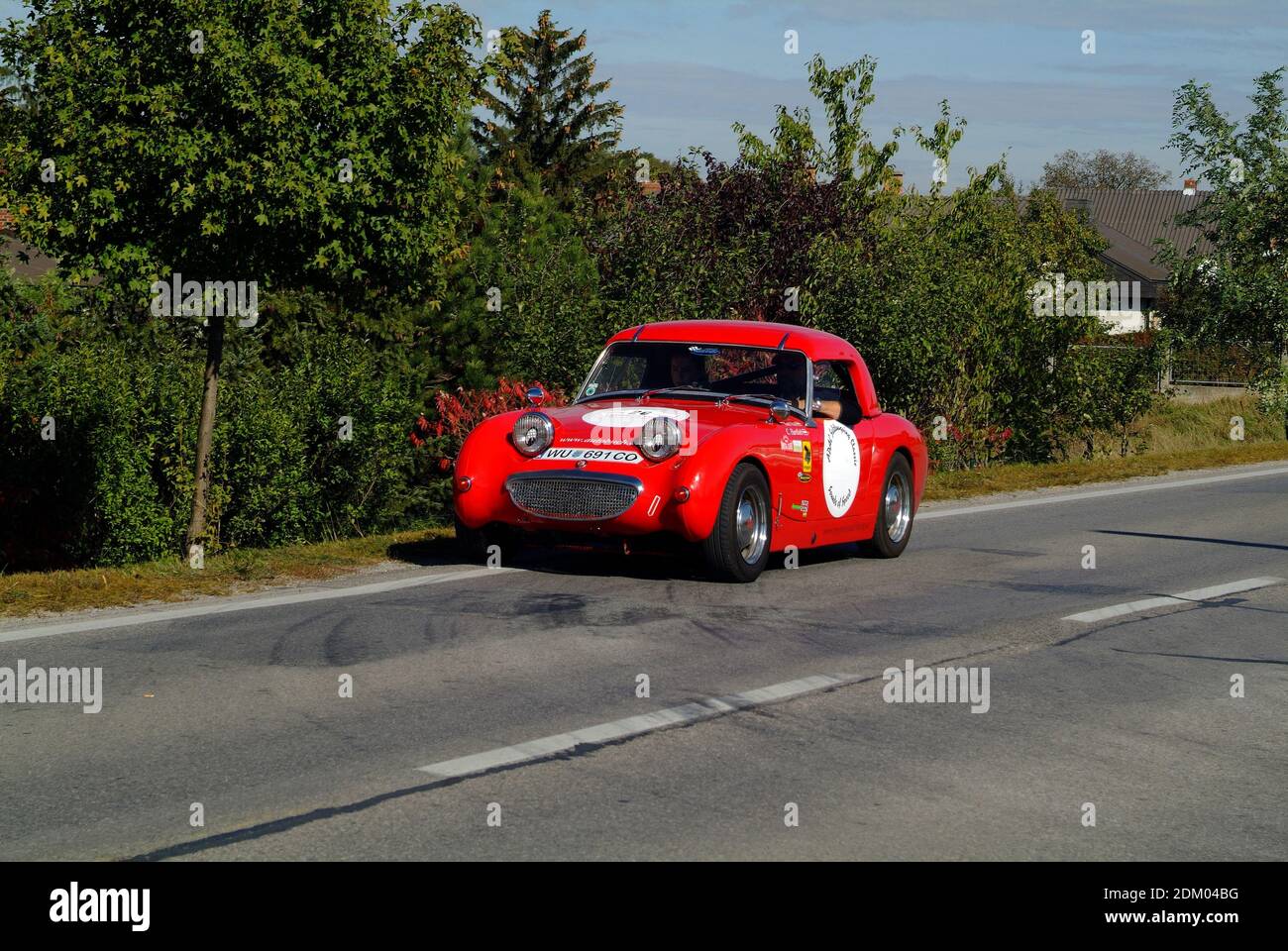 Reisenberg, Österreich - 07. Oktober 2006: Laxenburg Classic - ein jährliches Motorsport-Event für Oldtimer auf öffentlichen Straßen in Niederösterreich, Austin Healy Stockfoto