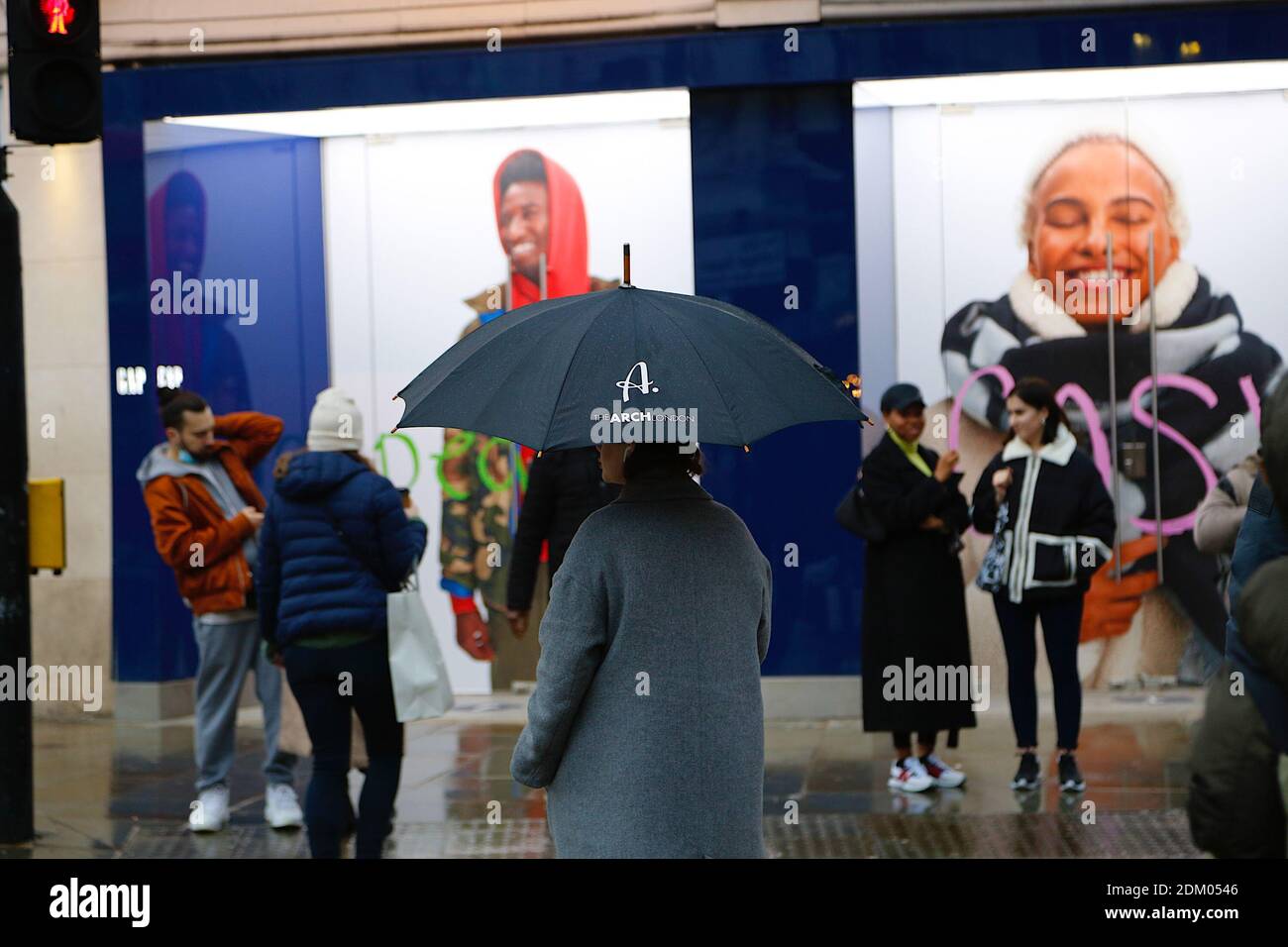 Westminster, London, Großbritannien. 16 Dez 2020. UK Wetter: Kälter und nieseliger Regen im West End in London. Leute, die mit Sonnenschirmen herumlaufen. Foto: PAL Media/Alamy Live News Stockfoto