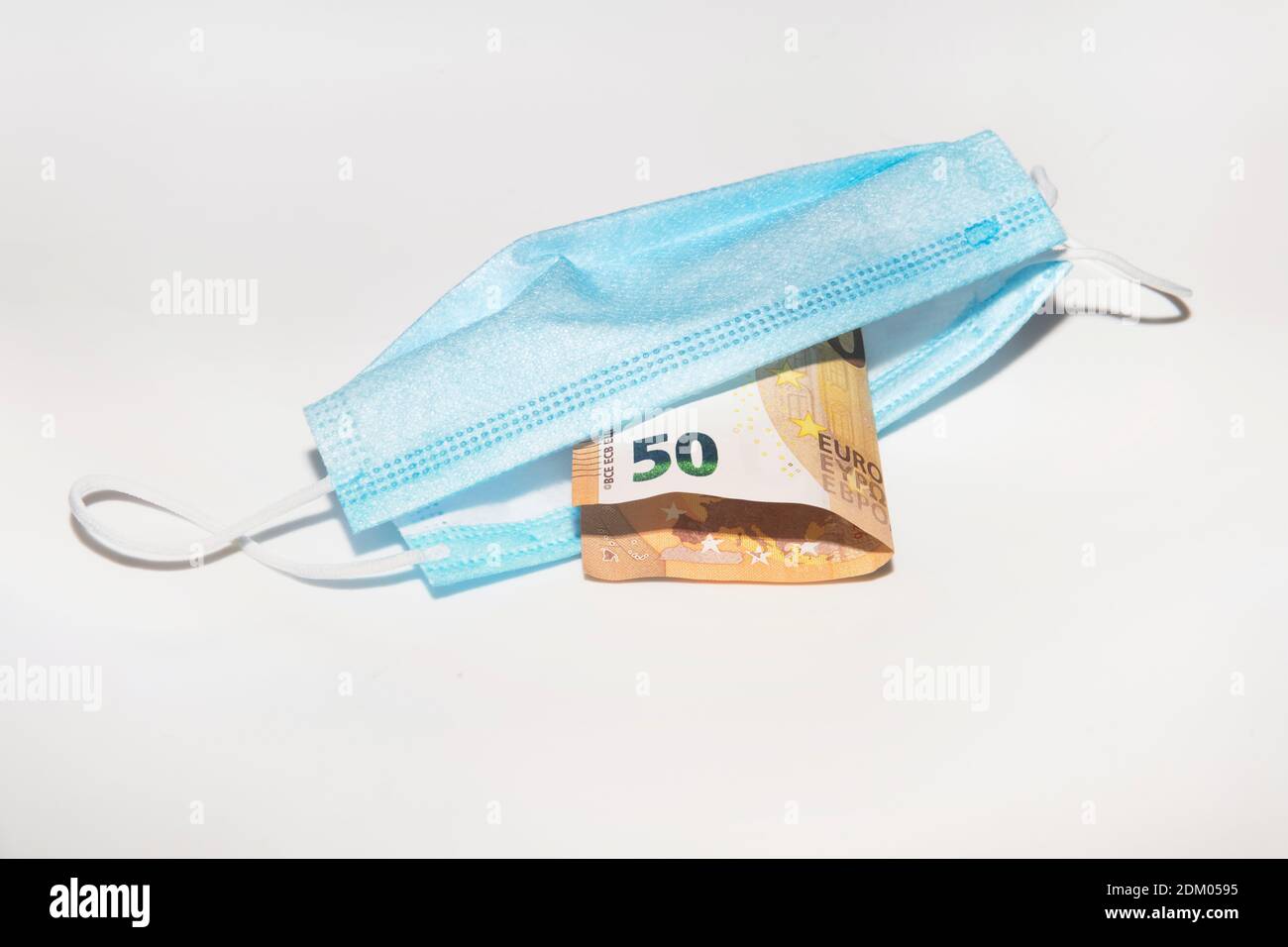 50 Euro Scheine mit einer Covid-19 Schutzmaske Stockfoto