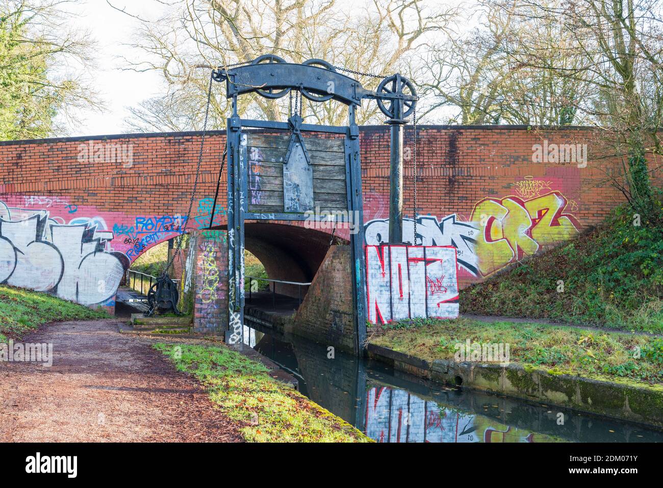 Kings Norton Guillotine Stop-Lock auf dem Stratford-on-Avon Kanal in Lifford Lane, Kings Norton, Birmingham, Großbritannien Stockfoto