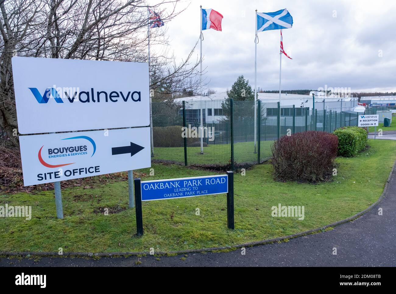 Livingston, West Lothian, Großbritannien. Dezember 2020. Allgemeine Ansicht der Valneva Anlage, Oakbank Industrial Estate. In Großbritannien wurden klinische Studien für einen Coronavirus-Impfstoff gestartet, der in West Lothian hergestellt wird. Der Valneva-Impfstoffkandidat wird zunächst an 150 Freiwilligen an Teststandorten in Birmingham, Bristol, Newcastle und Southampton getestet. Es wird in Livingston entwickelt und die britische Regierung hat 60 Millionen Dosen vorbestellt. Oakbank, Livingston, Schottland, Großbritannien. Dezember 2020. Quelle: Ian Rutherford/Alamy Live News Stockfoto