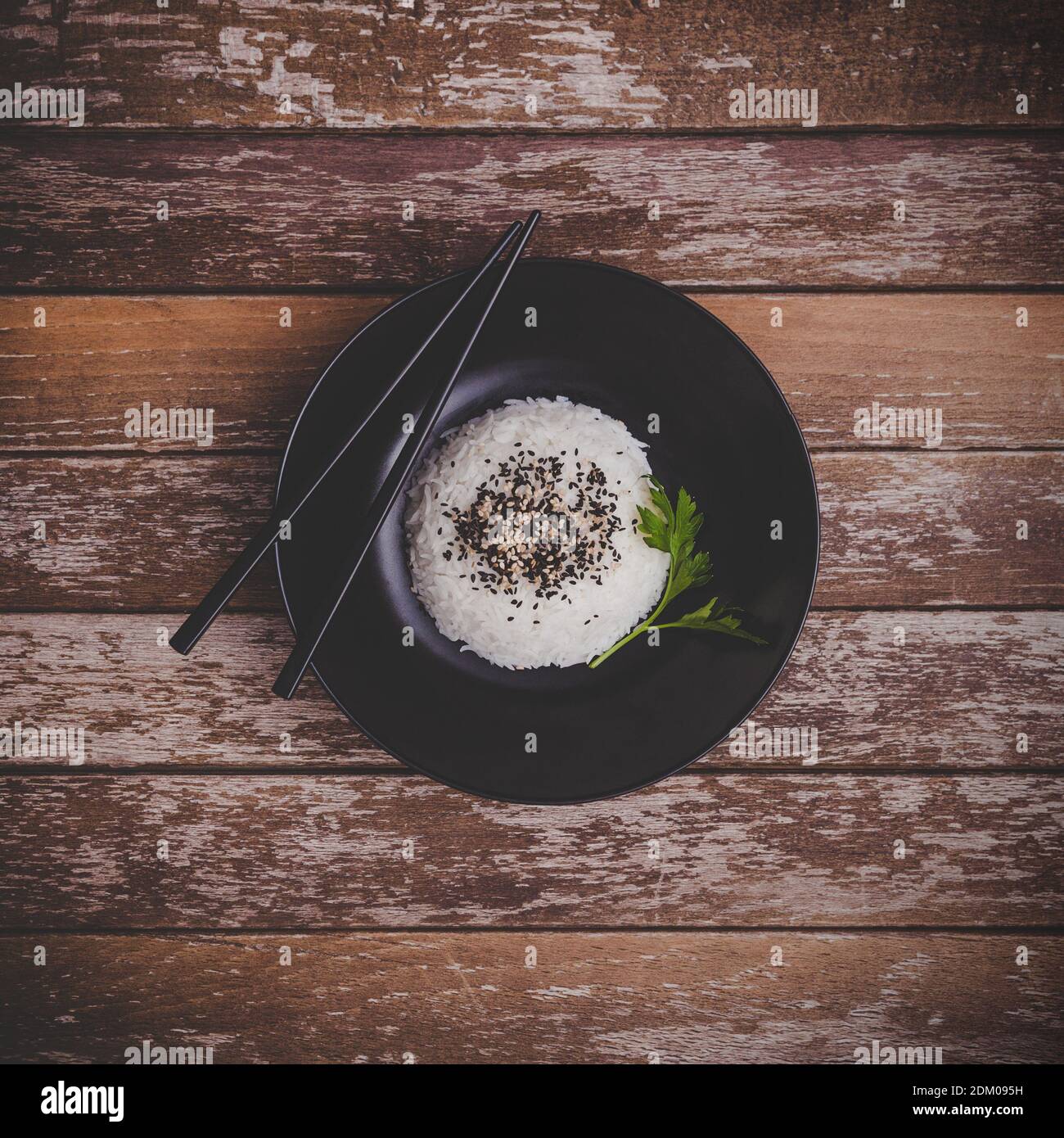 Gekochtes Reisgericht Mit Essstäbchen Stockfoto