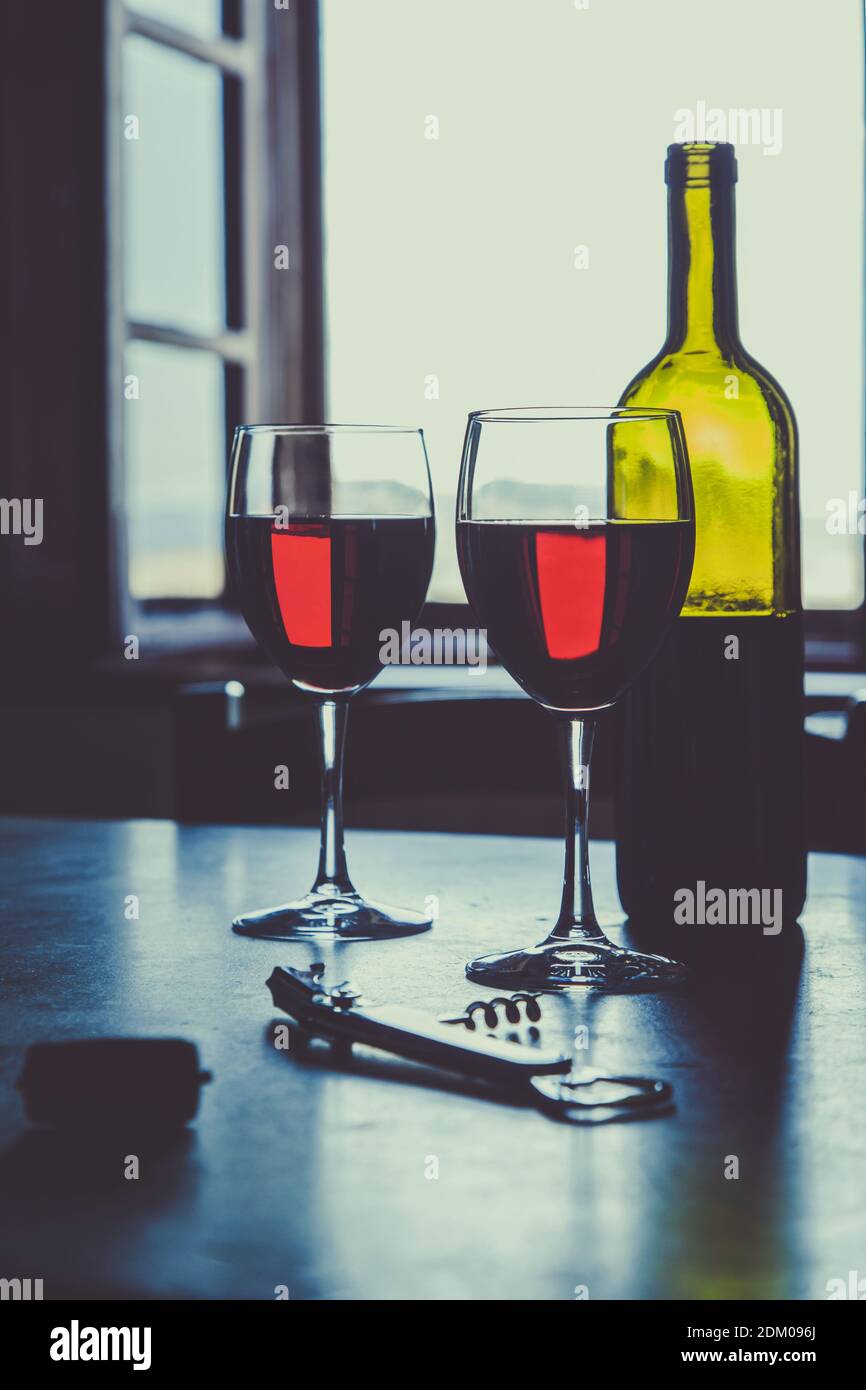 Ein Glas Rotwein in einem Landhaus der Toskana Stockfoto
