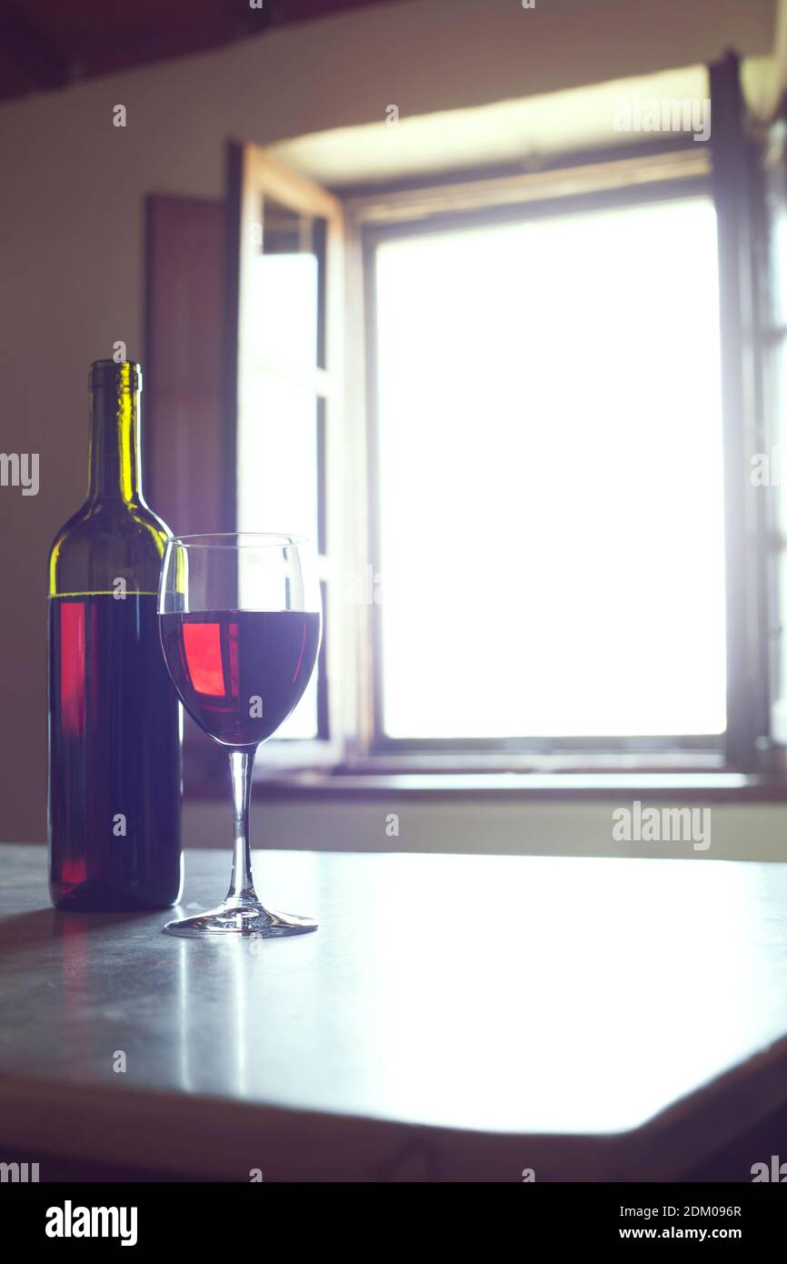 Ein Glas Rotwein in einem Landhaus der Toskana Stockfoto