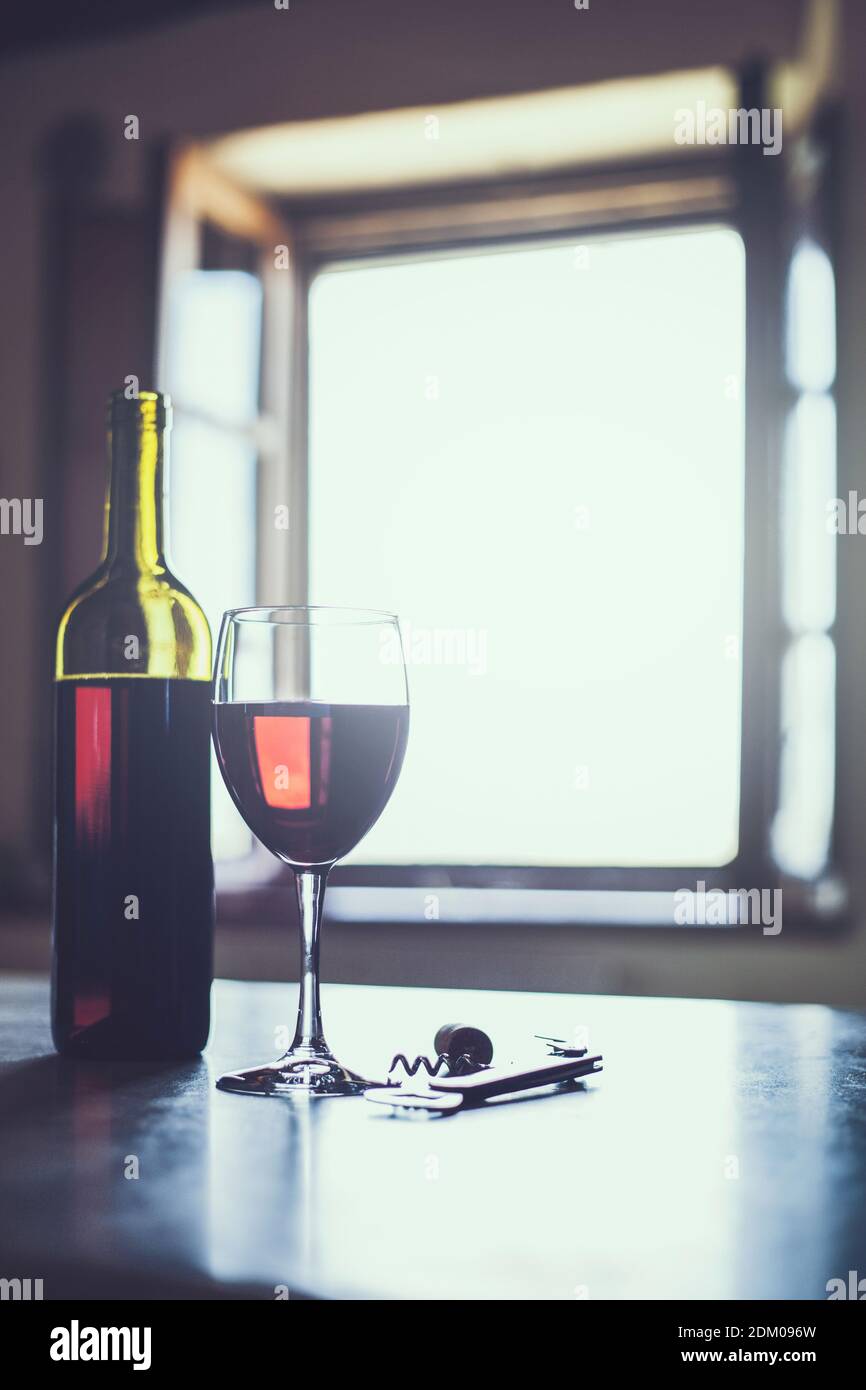 Ein Glas Rotwein in einem Landhaus der Toskana Stockfoto