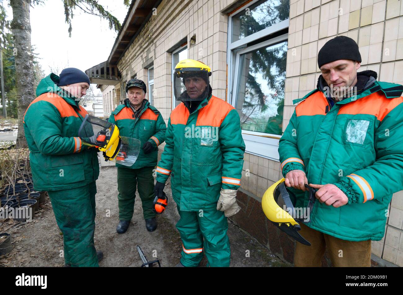 Brigade der städtischen Arbeiter, die in der Nähe des Gebäudes der Sammelstelle für das Recycling gebrauchter Weihnachtsbäume stehen, die auf ihre Schicht warten. Januar 16, 20 Stockfoto