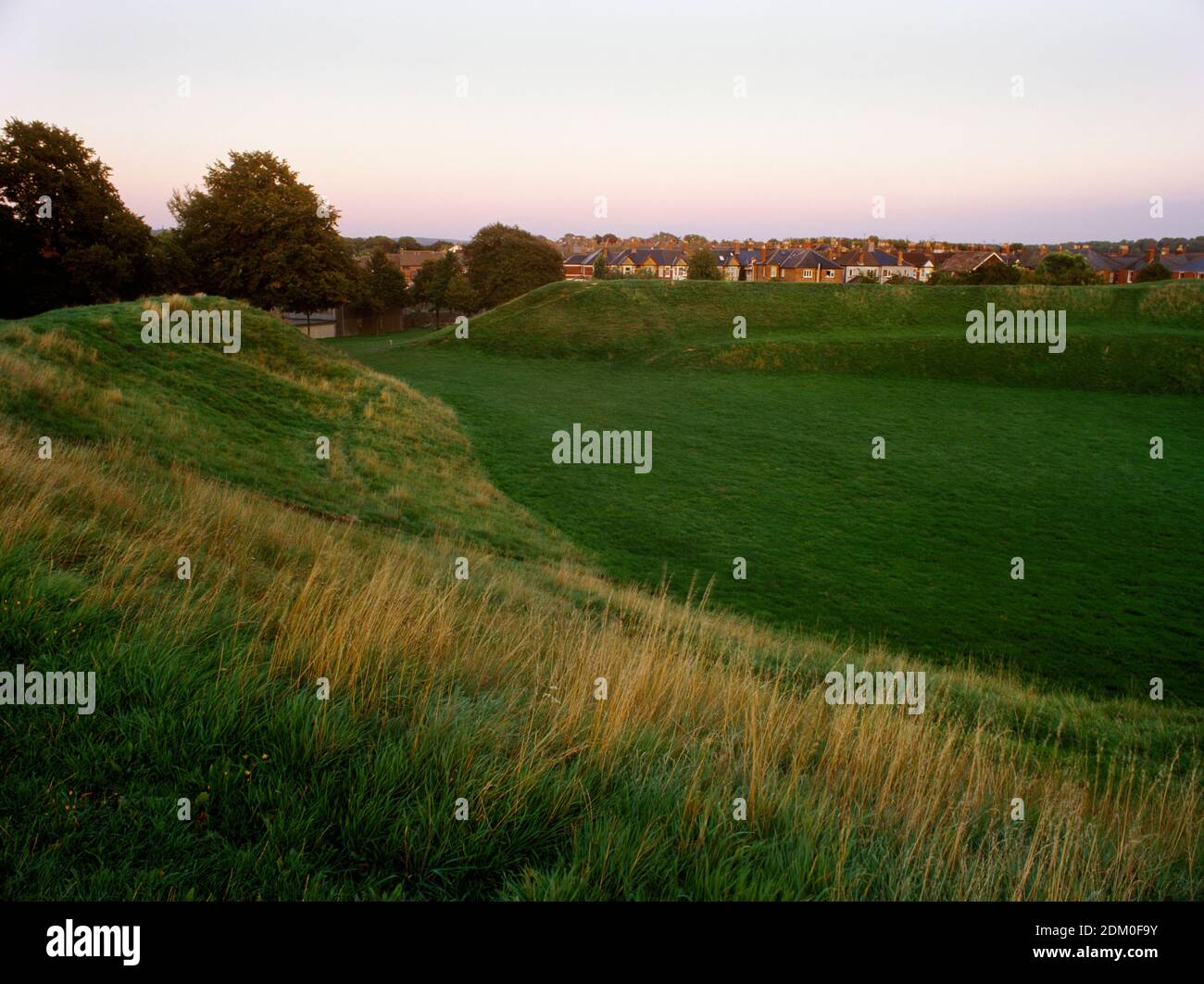 Maumbury Rings prähistorisches Henge und römisches Amphitheater, Dorchester, England. Zeigt die Rampe zum Bürgerkrieg. Stockfoto