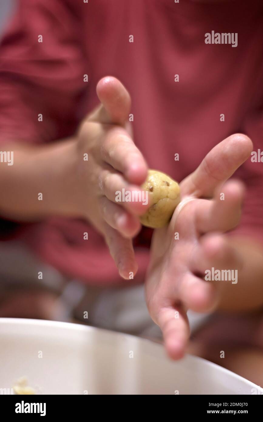 Herstellung von Schokoladenstückchen Backen und Mischen des Teigs Stockfoto