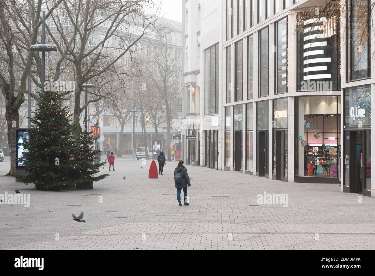 Hamburg, Deutschland. Dezember 2020. Nur wenige Passanten befinden sich an der Einkaufsstraße Spitalerstrasse. Quelle: Daniel Reinhardt/dpa/Alamy Live News Stockfoto