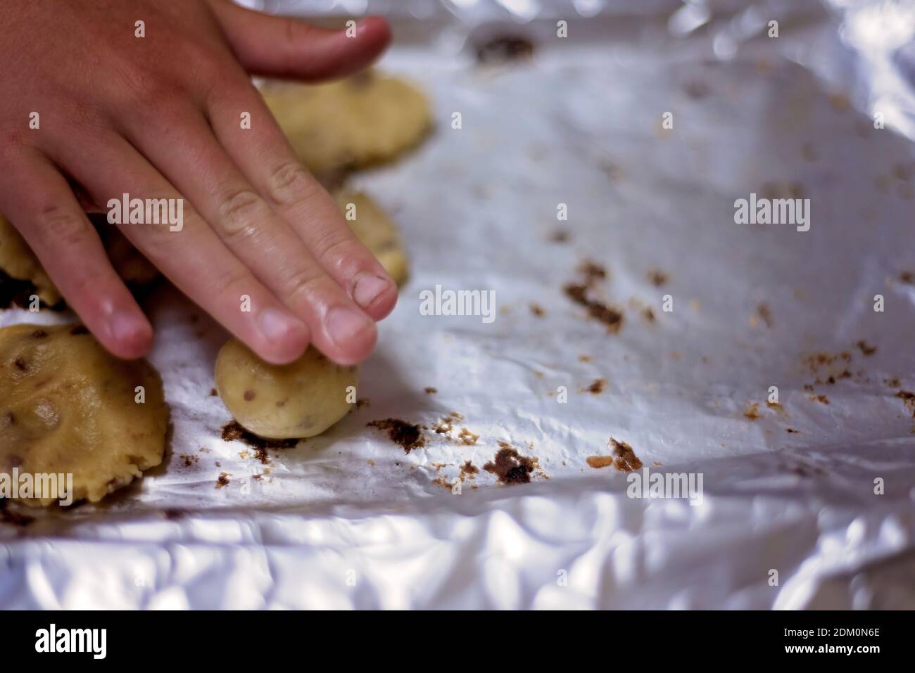 Herstellung von Schokoladenstückchen Backen und Mischen des Teigs Stockfoto