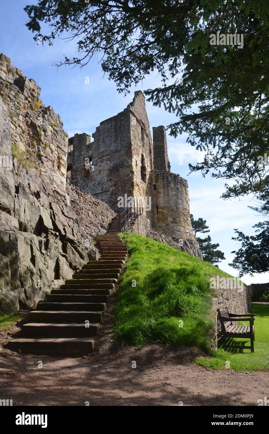 Ein Blick auf die Stufen zu den mittelalterlichen Ruinen von Dirleton Castle in East Lothian, Schottland. Stockfoto