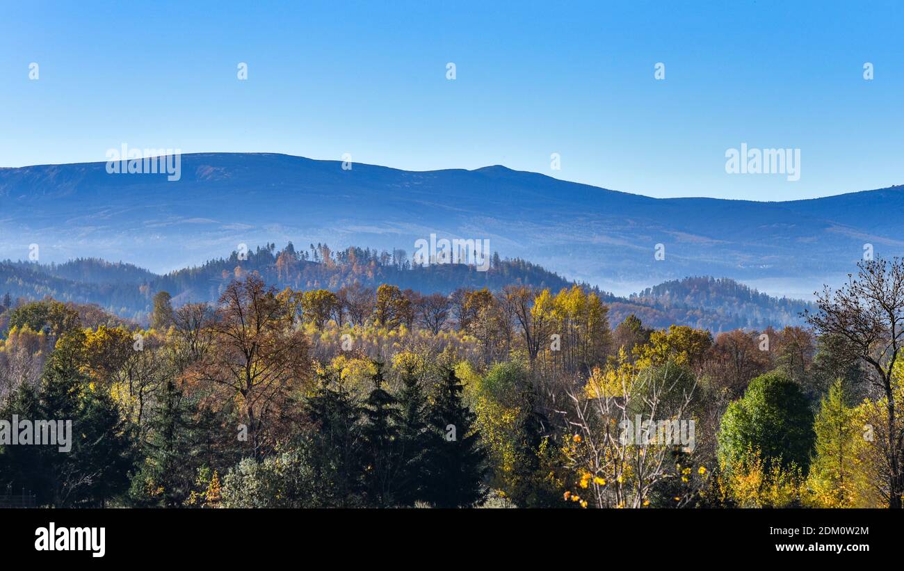 Eine Berglandschaft im Herbst. Karkonosze Berge in Polen. Stockfoto
