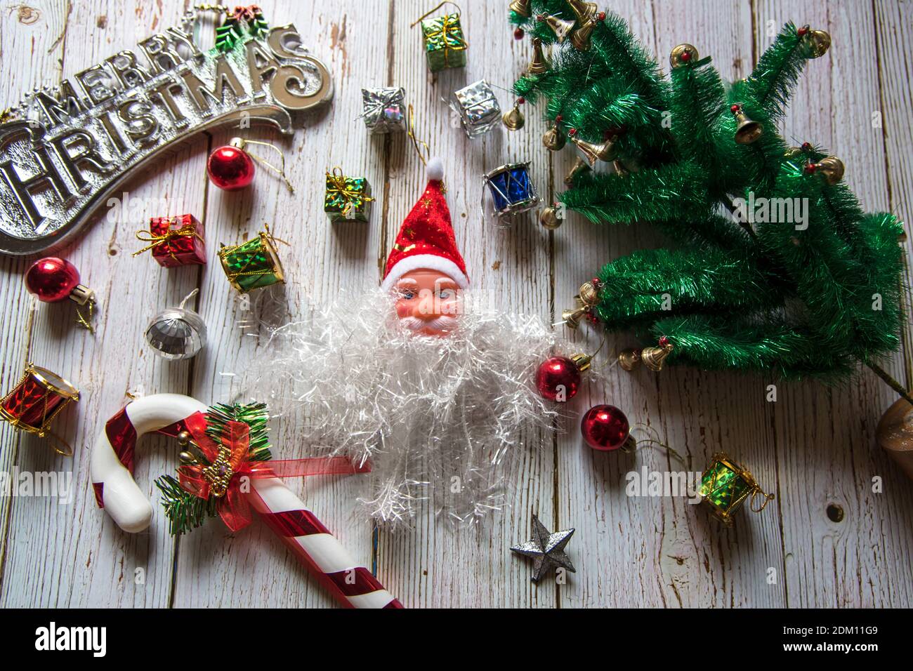 Weihnachtsmann und Weihnachten festliche Elemente auf einem Hintergrund Stockfoto