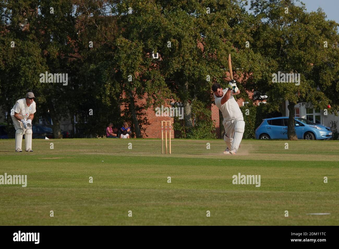 Dorf Cricket in England mit einem Fokus auf den Batsman Und Wicket-Keeper Stockfoto