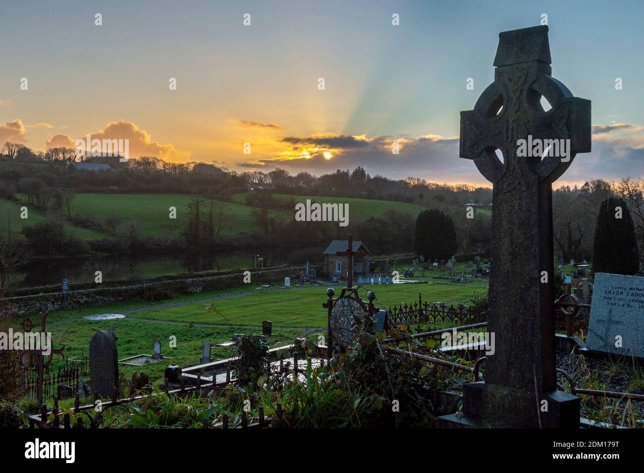 Skibbereen, West Cork, Irland. Dezember 2020. Die Sonne geht heute Abend über dem Friedhof von Abbeystrowry in Skibbereen unter. Auf dem Friedhof sind zwischen 8,000 und 10,000 Hungeropfer begraben. Quelle: AG News/Alamy Live News Stockfoto
