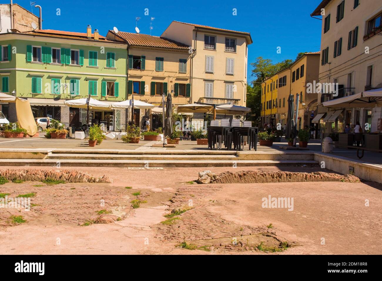 Grosseto, Italien-September 4 2020.der historische Piazza del Sale Platz im Zentrum von Grosseto in der Toskana, Italien. Vordergrund - Reste einer Salzscheune aus dem 14. Jahrhundert Stockfoto