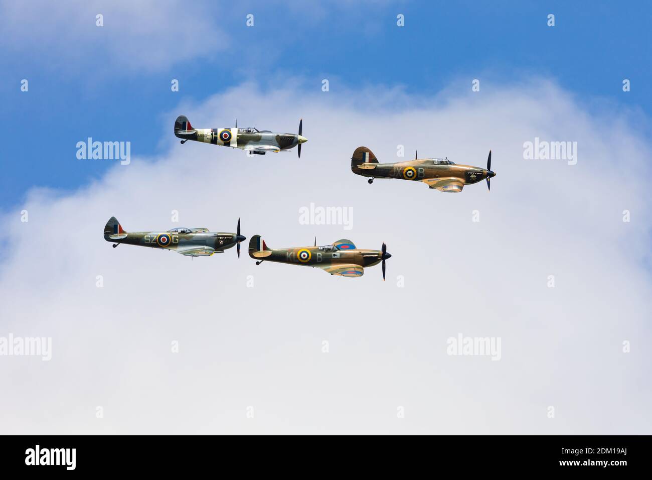 3 Spitfires und ein Hurrikan-Kämpfer der Royal Air Force Battle of Britain Gedenkflug in Formation zum 75. Jahrestag der Schlacht. Stockfoto