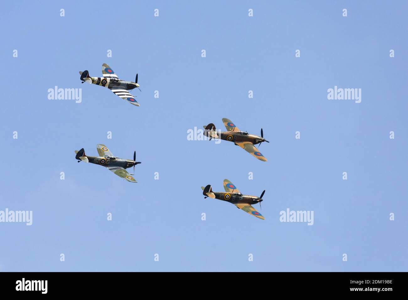 3 Spitfires und ein Hurrikan-Kämpfer der Royal Air Force Battle of Britain Gedenkflug in Formation zum 75. Jahrestag der Schlacht. Stockfoto