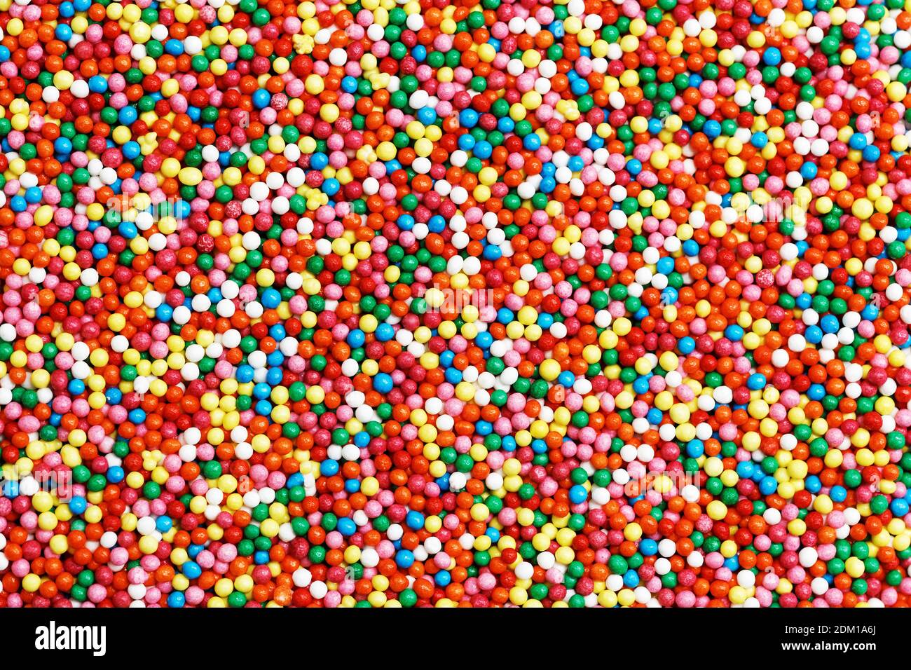 Hintergrund von bunten runden förmigen Süßigkeiten mit Schokolade gefüllt, bunten Kugeln. Stockfoto