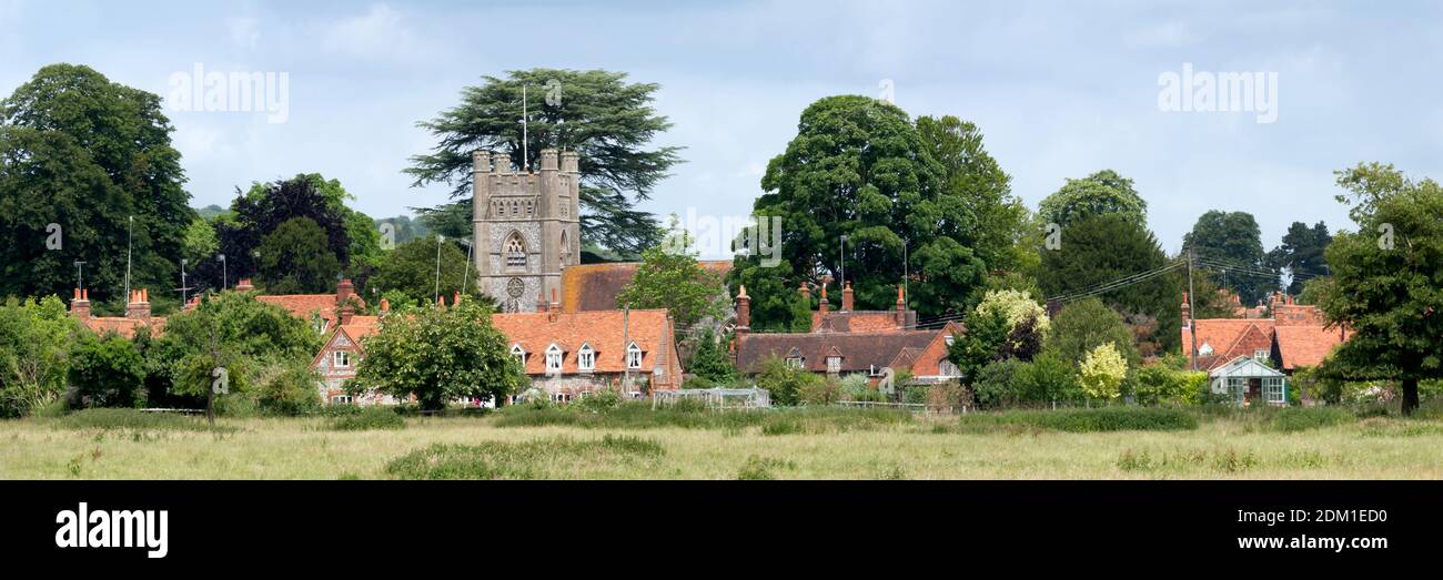 HAMBLEDEN, BUCKINGHAMSHIRE, Großbritannien - 30. JUNI 2008: Panoramablick auf Hambleden Kirche und Hütten in diesem hübschen englischen Dorf Stockfoto