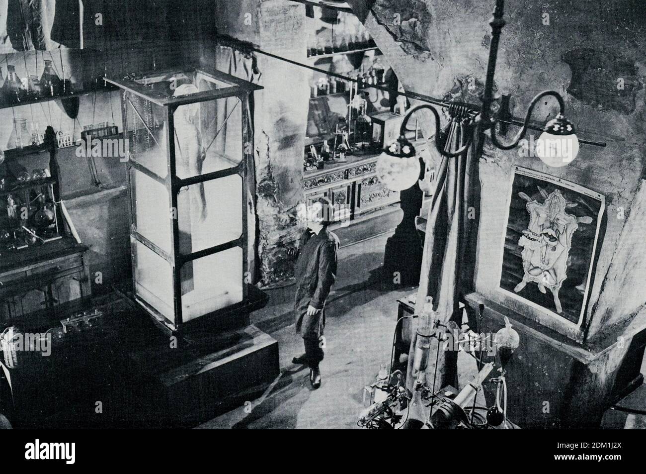 DIE RACHE FRANKENSTEINS 1958 Hammer/Columbia Pictures Film mit Peter Cushing als Baron Victor Frankenstein in seinem Labor Stockfoto