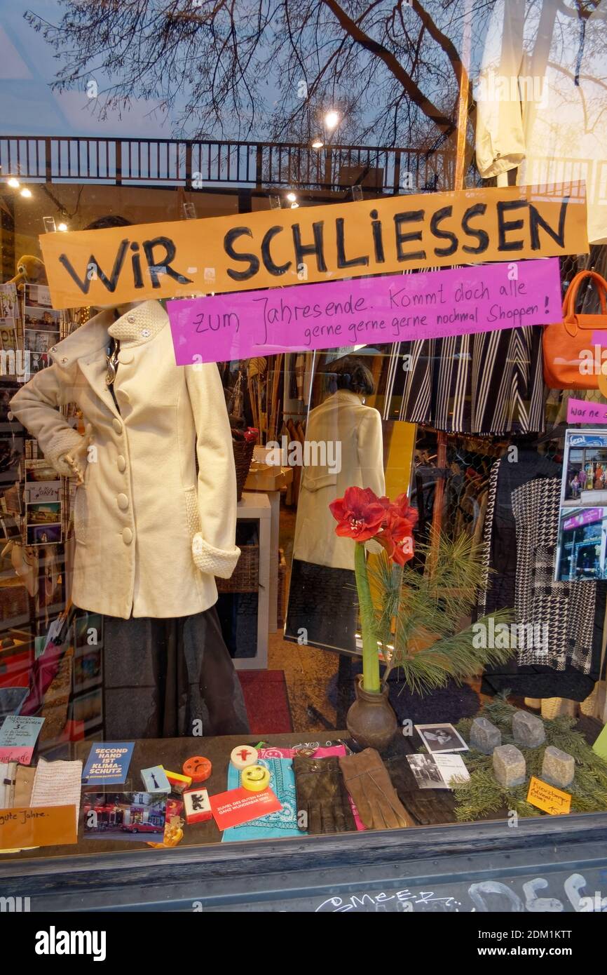 Fezzl Second Hand Laden am Schlesischen Tor in Kreuzberg. Chefaufgabenaufgabe wegen Convid-19, Berlin Stockfoto