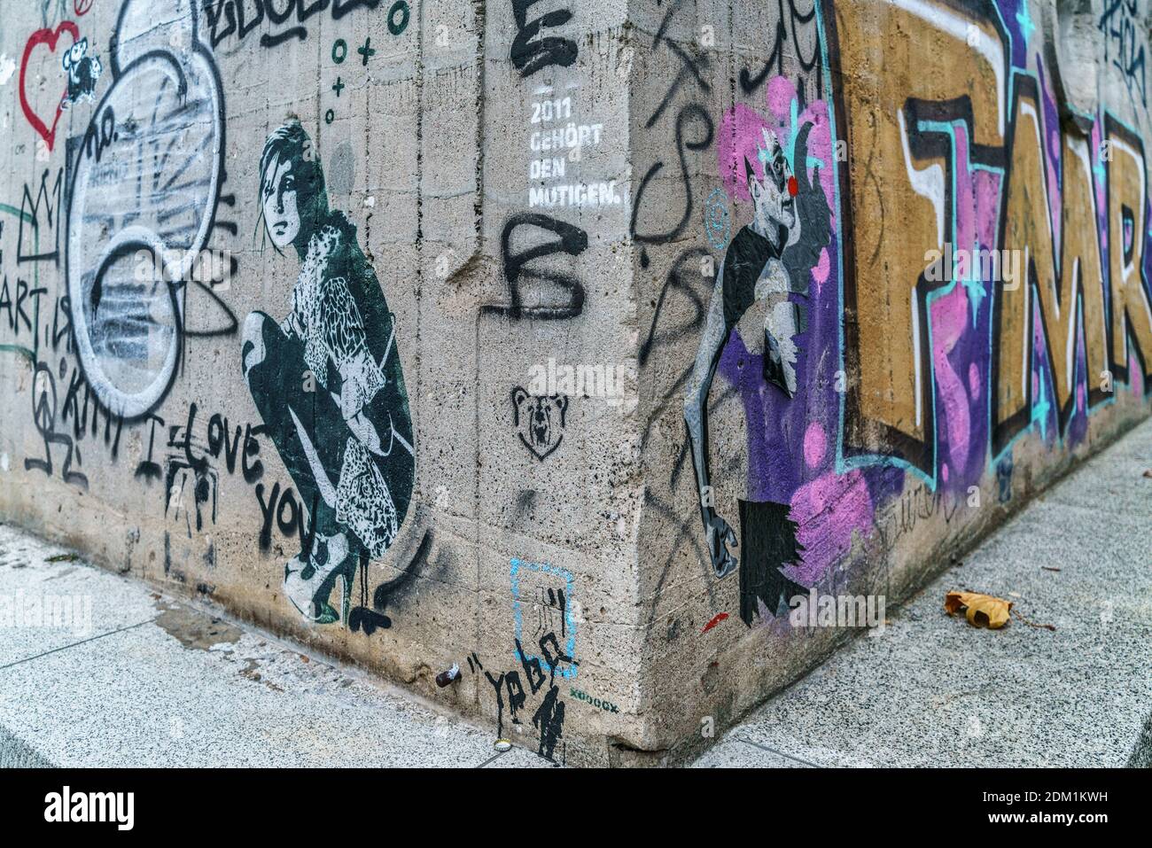 Graffiti am ehemaligen Reichsbahnbunker in der Reinhardtstrasse in Berlin-Mitte. Früher Club Bunker, heute Ausstellungsort für zeitgenössische Kunst Stockfoto