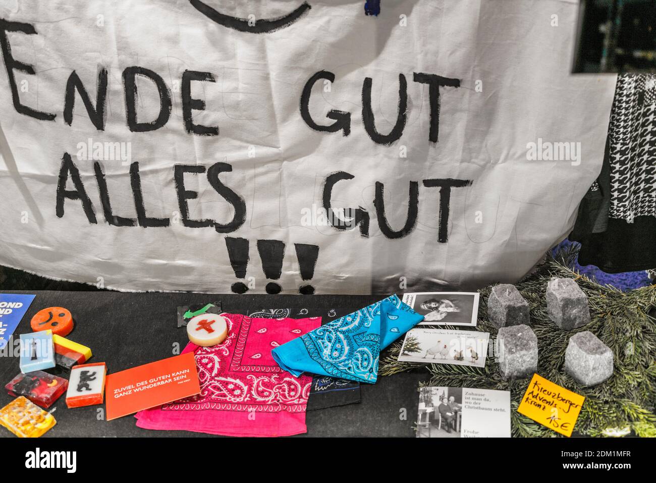 Fezzl Second Hand Laden am Schlesischen Tor in Kreuzberg. Chefschaeftsaufgabe wegen Convid-19, Kreuzberger Adventskranz mit Pflastersteinen, Berlin Stockfoto