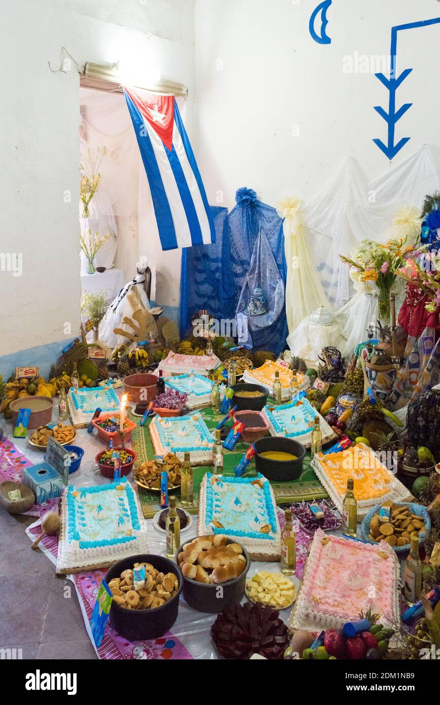 Speisopfer im Altar der Casa Templo de Santeria Yemala, ein Santeria-Tempel ist Trinidad Kuba Stockfoto