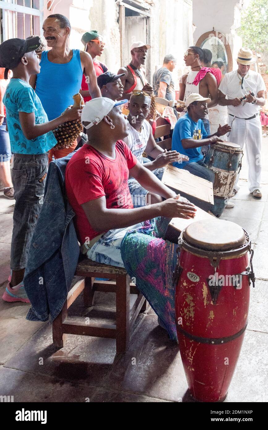 Anhänger der Santeria-Religion Trommeln und musizieren in Trinidad, Kuba Stockfoto