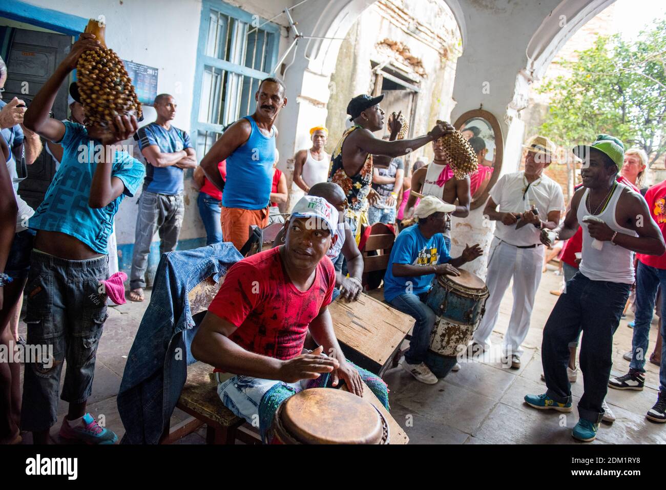 Santeria Anhänger Trommeln und Musik machen in Trinidad, Kuba Stockfoto