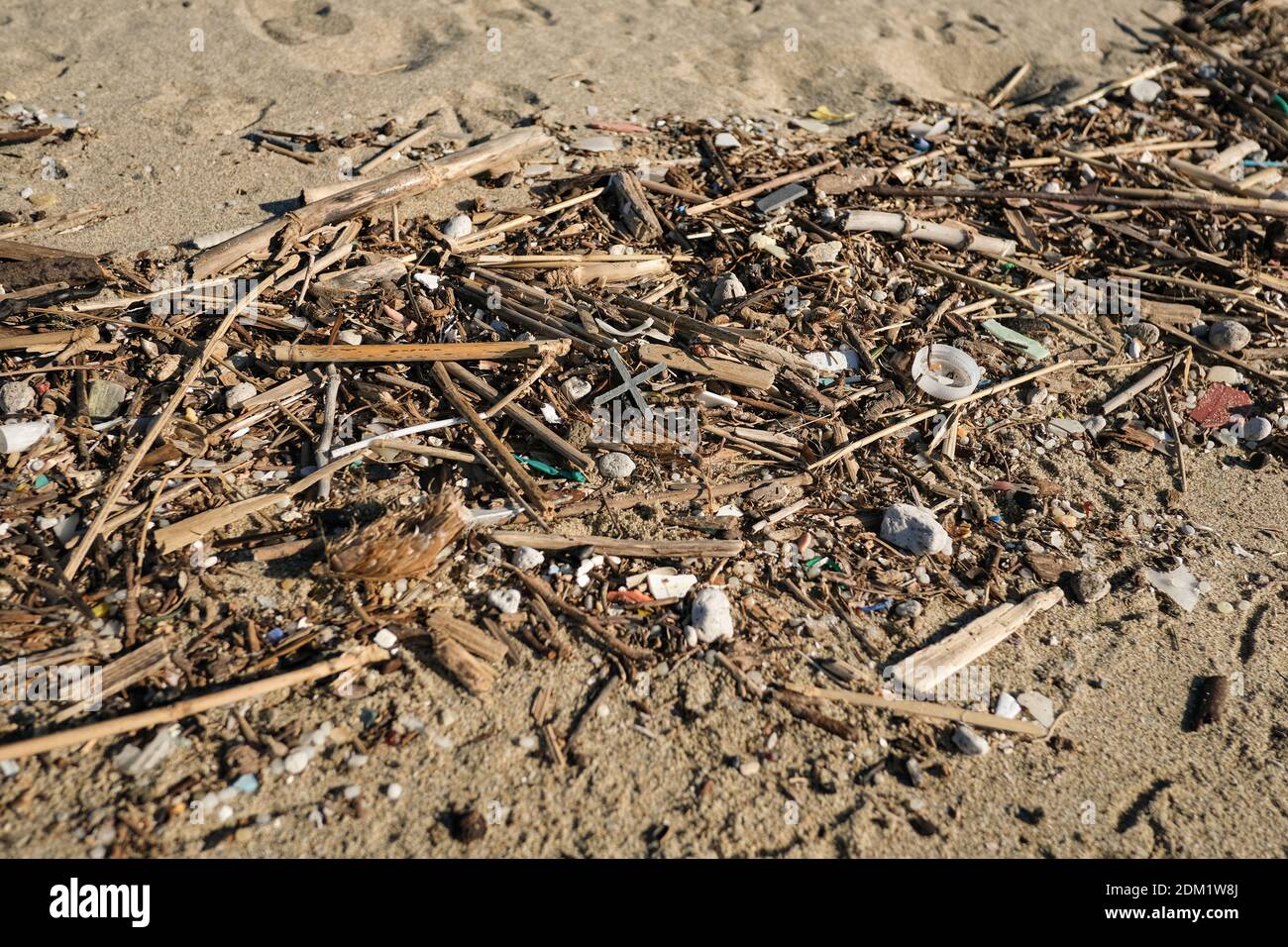 Verschmutzung durch Mikroplastik an schmutziger Küste, Verschmutzung durch Umweltabfälle Stockfoto