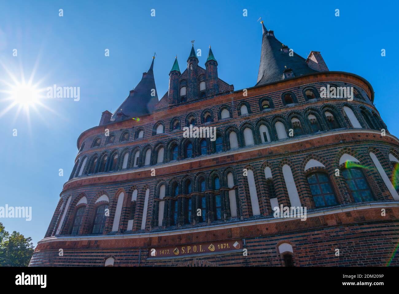 Lübecks beeindruckendes Stadttor von 1478 Holstentor oder Holstentor, mittelalterliche und Hansestadt Lübeck, Schleswig-Holstein, Norddeutschland, Europa.´s Stockfoto