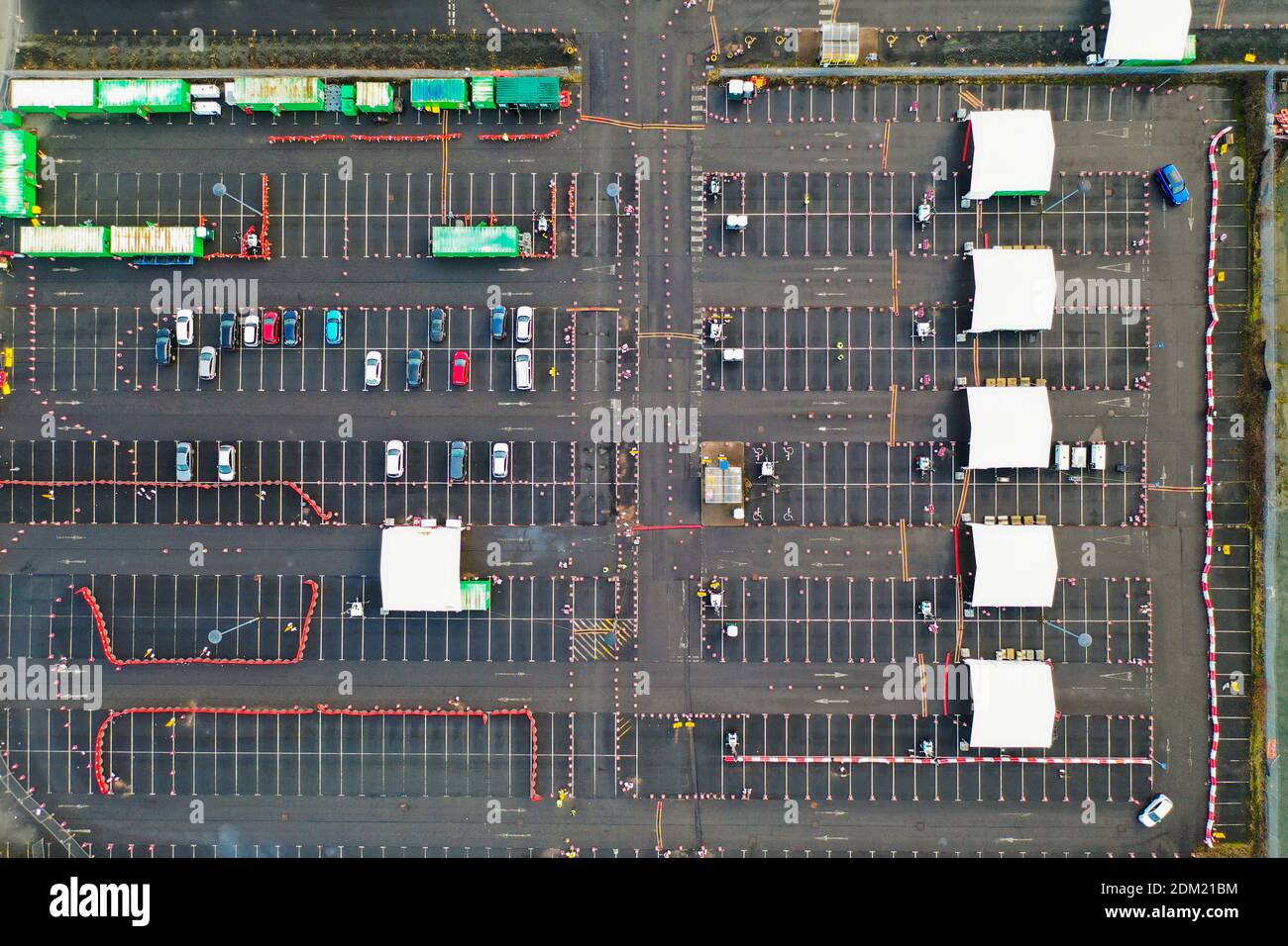 Luftdrohnenaufnahme des COVID-19 Testzentrums am Flughafen Glasgow Stockfoto