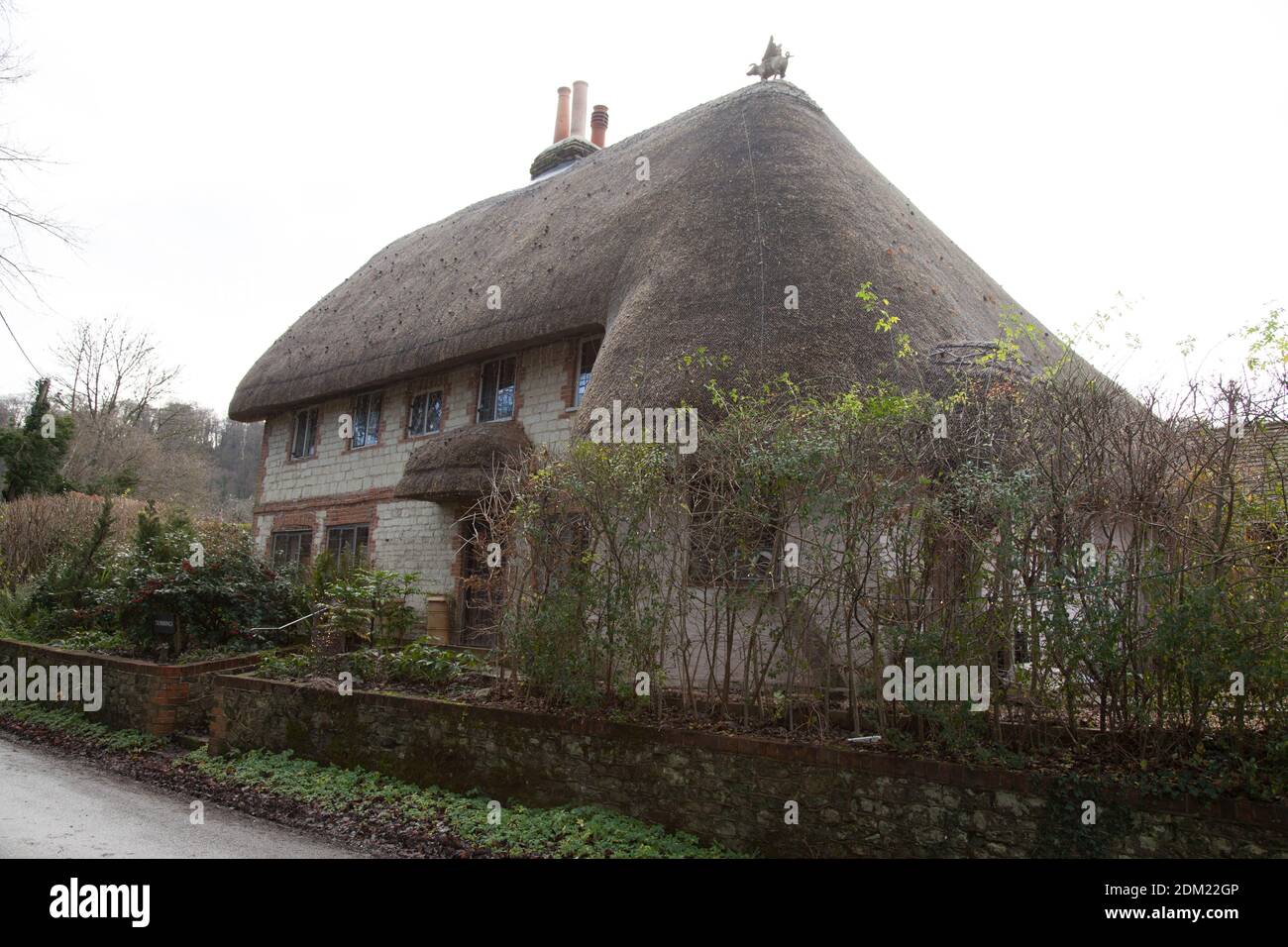 Beispiel für Strohdächer in Selborne, Ferienhaus mit Strohdach, Hampshire, Großbritannien, Herbst, Dezember 2020 Stockfoto