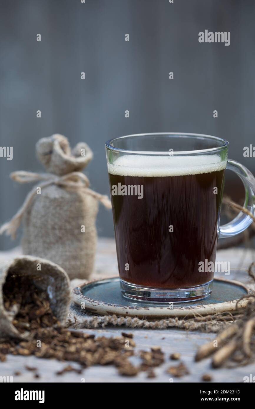 Löwenzahn-Kaffee, Löwenzahn-Tee, Heiltee, Kräutertee, Wurzelkaffee, Wurzel-Kaffee, Kaffee, Kaffeersatz, Kaffee-Ersatz, Tee, Wurzeltee aus gerösteten Stockfoto