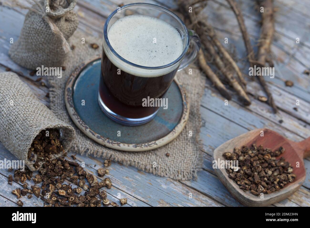 Löwenzahn-Kaffee, Löwenzahn-Tee, Heiltee, Kräutertee, Wurzelkaffee, Wurzel-Kaffee, Kaffee, Kaffeersatz, Kaffee-Ersatz, Tee, Wurzeltee aus gerösteten Stockfoto