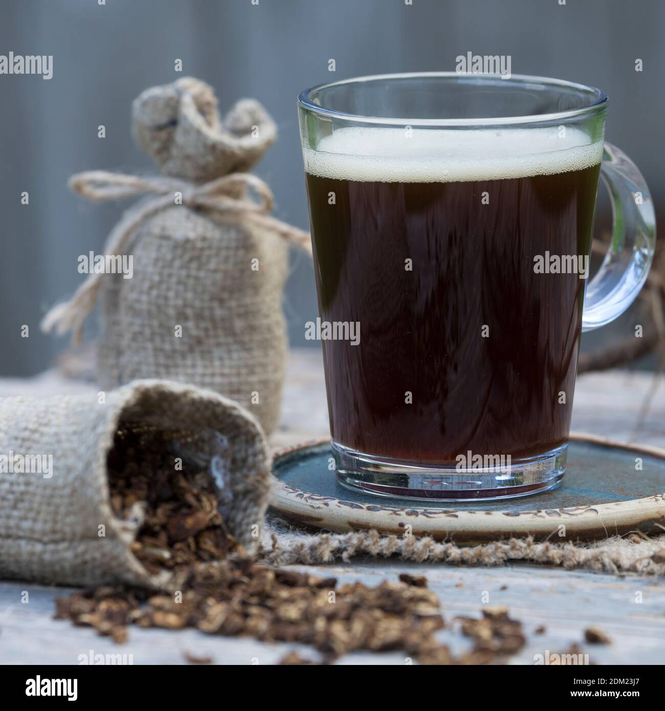Löwenzahn-Kaffee, Löwenzahn-Tee, Heiltee, Kräutertee, Wurzelkaffee, Wurzel-Kaffee, Kaffee, Kaffeersatz, Kaffee-Ersatz, Tee, Wurzeltee aus gerösteten Stockfoto