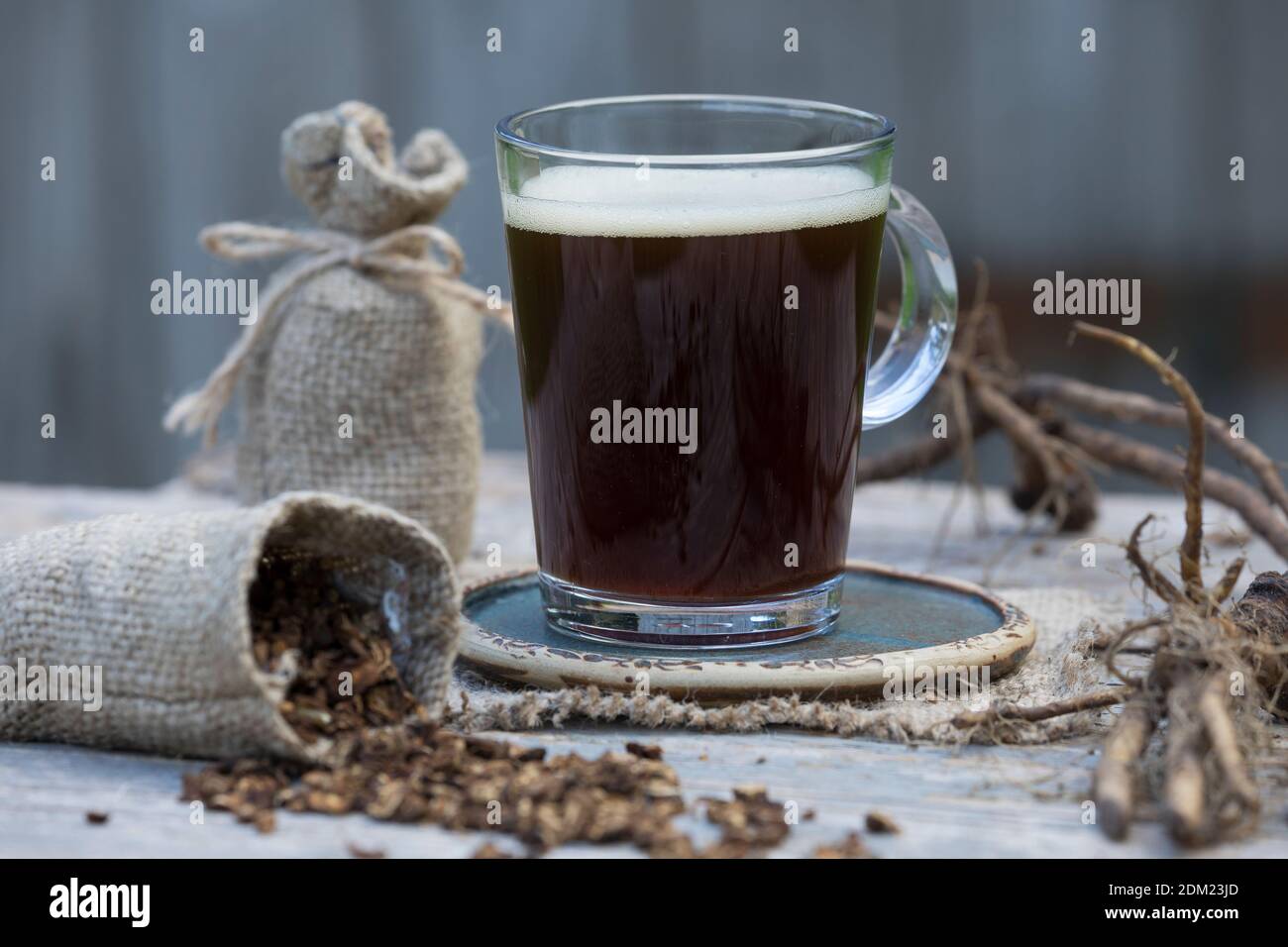 Löwenzahn-Kaffee, Löwenzahn-Tee, Heiltee, Kräutertee, Wurzelkaffee, Wurzel-Kaffee, Kaffee, Kaffeersatz, Kaffee-Ersatz, Tee, Wurzeltee aus gerösteten Stockfoto