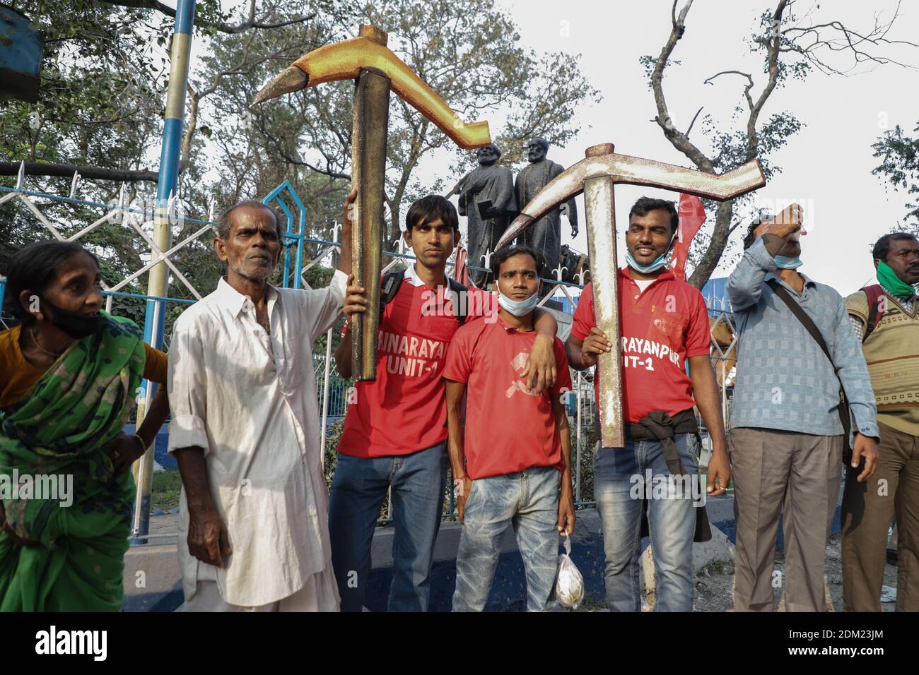 Während der Demonstration halten Bauern Pflüge ab.Aktivisten des AIKSCC (All India Kisan Sangharsh Coordination Committee) protestierten gegen das neu verhängte Farm-Gesetz der Zentralregierung Indiens. Tausende von Bauern, Studenten und Aktivisten aus verschiedenen Orten Westbengals nahmen an diesem Protest zur Unterstützung der Bauernbewegung in Delhi Teil. Stockfoto