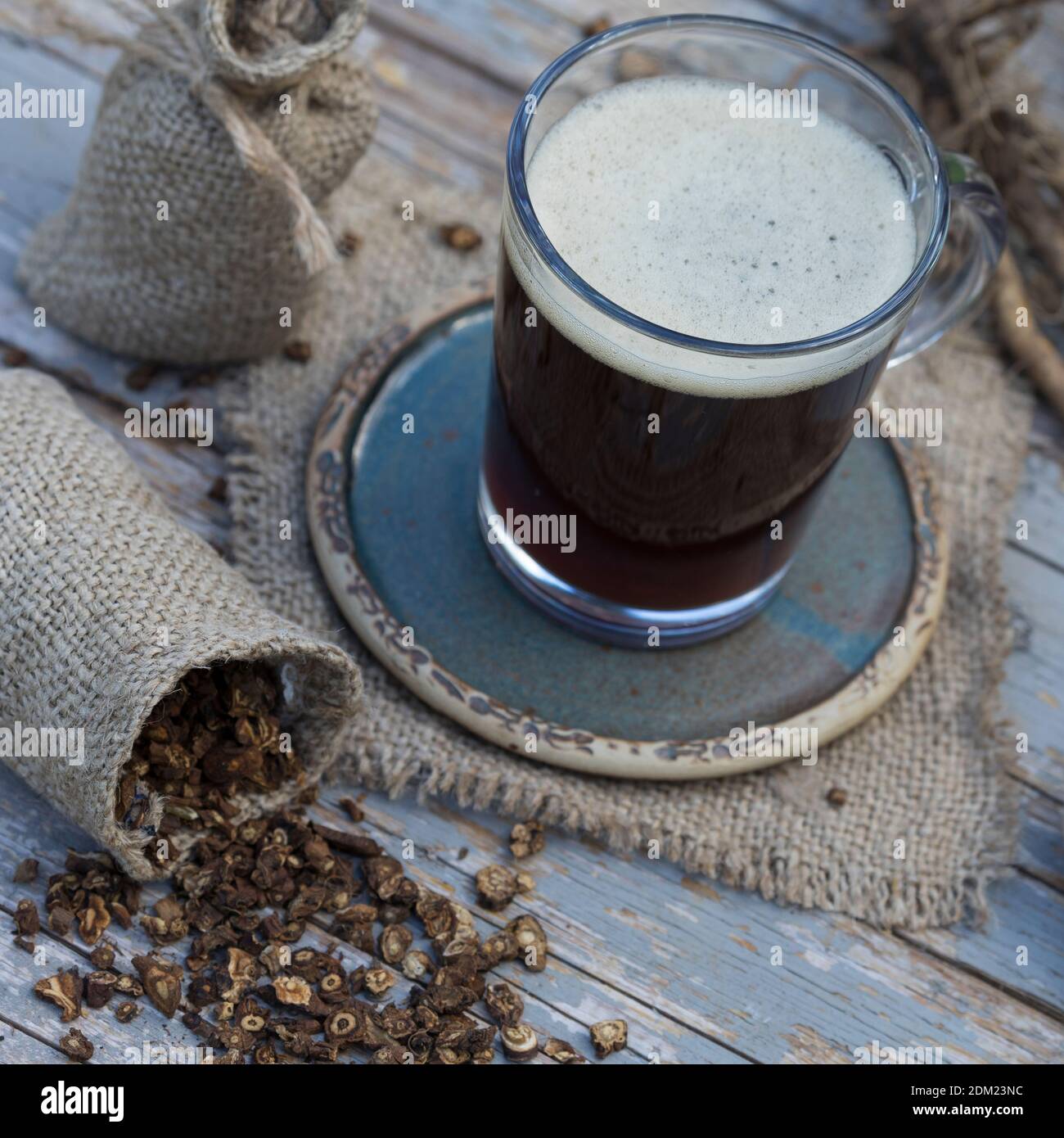 Löwenzahn-Kaffee, Löwenzahn-Tee, Heiltee, Kräutertee, Wurzelkaffee, Wurzel-Kaffee, Kaffee, Kaffeersatz, Kaffee-Ersatz, Tee, Wurzeltee aus gerösteten Stockfoto