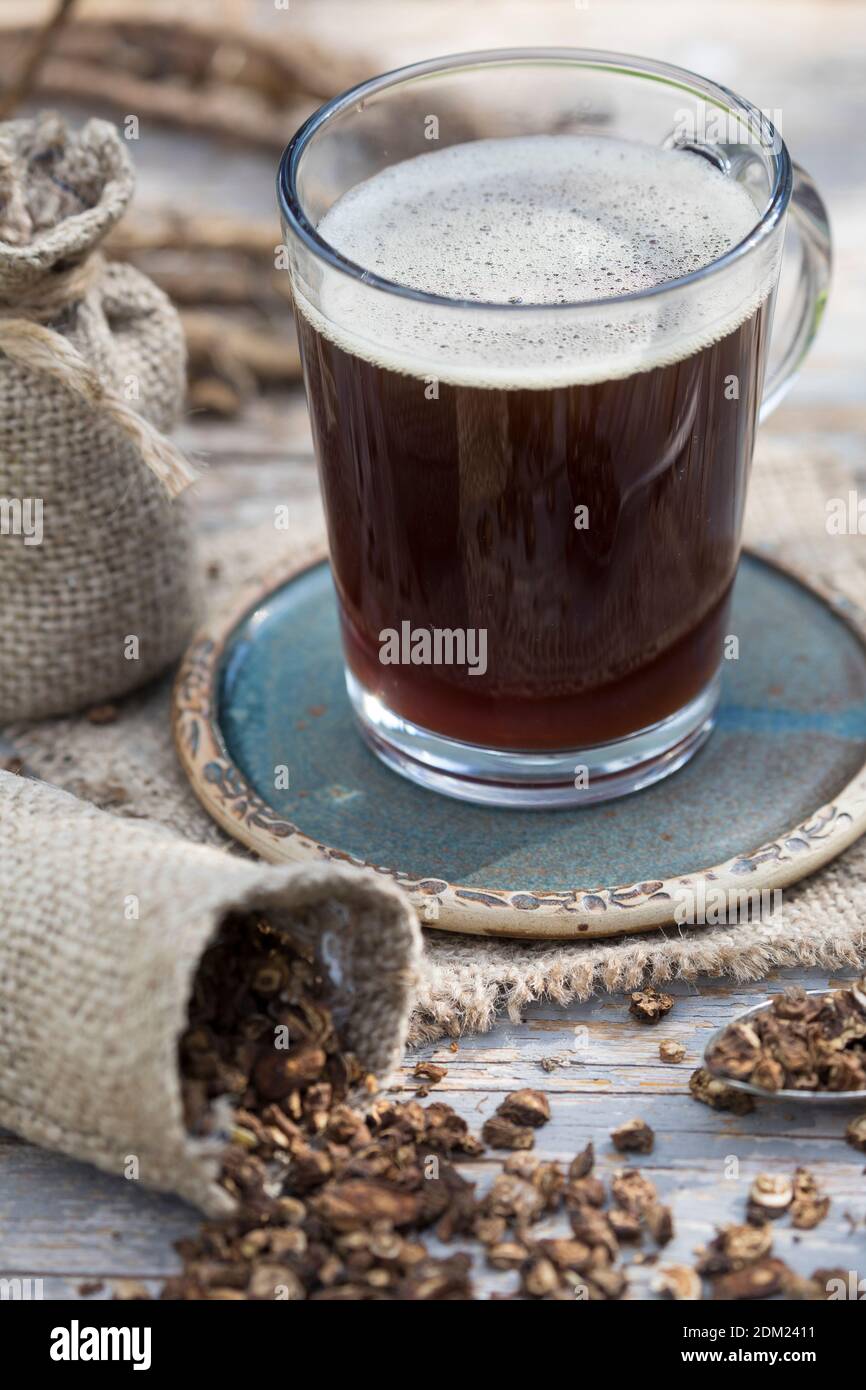 Löwenzahn-Kaffee, Löwenzahn-Tee, Heiltee, Kräutertee, Wurzelkaffee, Wurzel-Kaffee, Kaffee, Kaffeersatz, Kaffee-Ersatz, Tee, Wurzeltee aus gerösteten Stockfoto