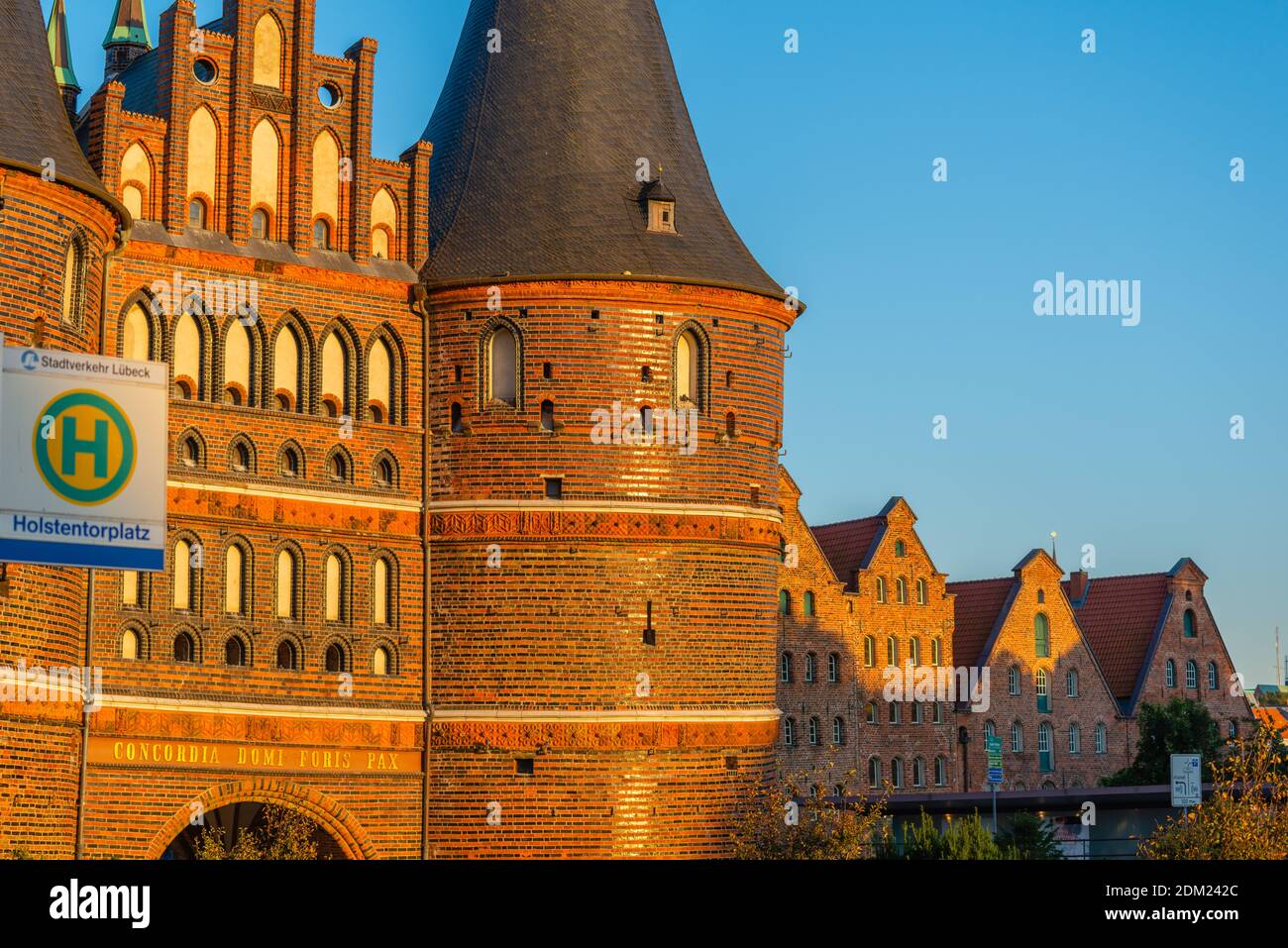 Lübecks beeindruckendes Stadttor von 1478 Holstentor oder Holstentor, mittelalterliche und Hansestadt Lübeck, Schleswig-Holstein, Norddeutschland, Europa.´s Stockfoto